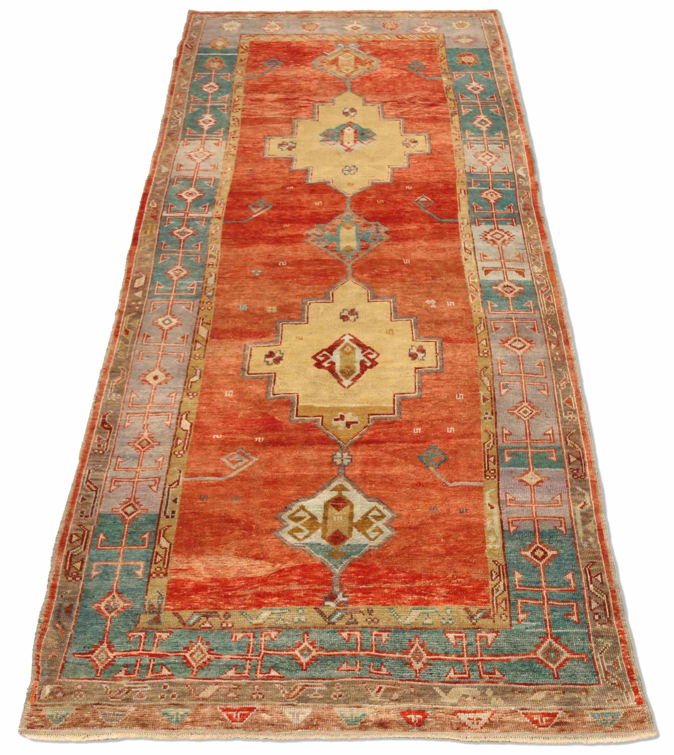 Entdecken Sie die Eleganz von Turkey Anatoly mit Teppichen aus der Zeit um 1940. Dieses exklusive Design aus Wolle und GrünElfenbeinRotGelb ist perfekt, um Ihren Raum zu verschönern.