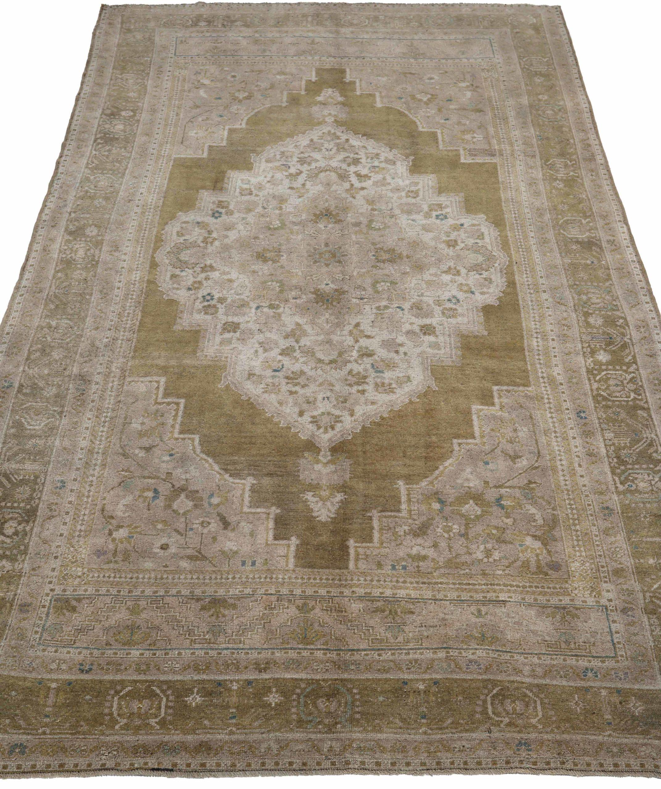 Entdecken Sie die Eleganz von Turkey Anatoly mit Teppichen aus der Zeit um 1940. Dieses exklusive Design aus Wolle und GreenIvoryTaupe ist perfekt, um Ihren Raum zu verschönern.