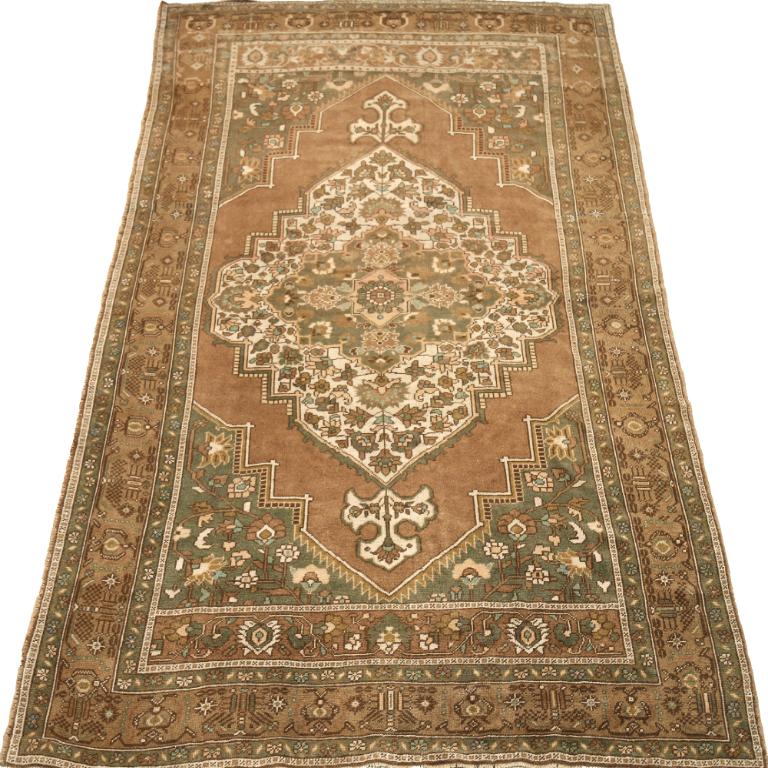 Entdecken Sie die Eleganz von Turkey Anatoly mit Teppichen aus der Zeit um 1940. Dieses exklusive Design aus Wolle und GreenIvoryTerracotta ist perfekt, um Ihren Raum zu verschönern.