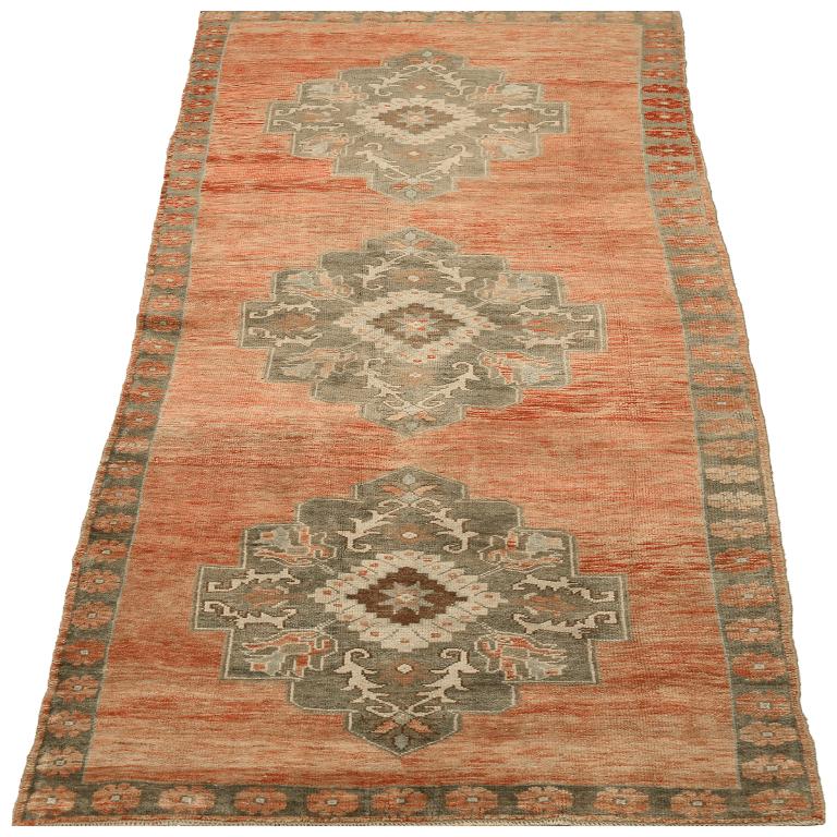 Entdecken Sie die Eleganz von Turkey Anatoly mit Teppichen aus der Zeit um 1940. Dieses exklusive Design aus Wolle und GreenPinkRed ist perfekt, um Ihren Raum zu verschönern.