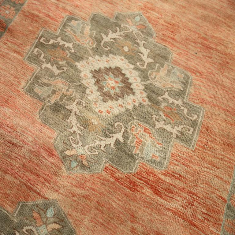 Türkische Anatoly-Teppiche - Wolle in Grün, Rosa und Rot, Design - 92961 im Zustand „Hervorragend“ im Angebot in Dallas, TX