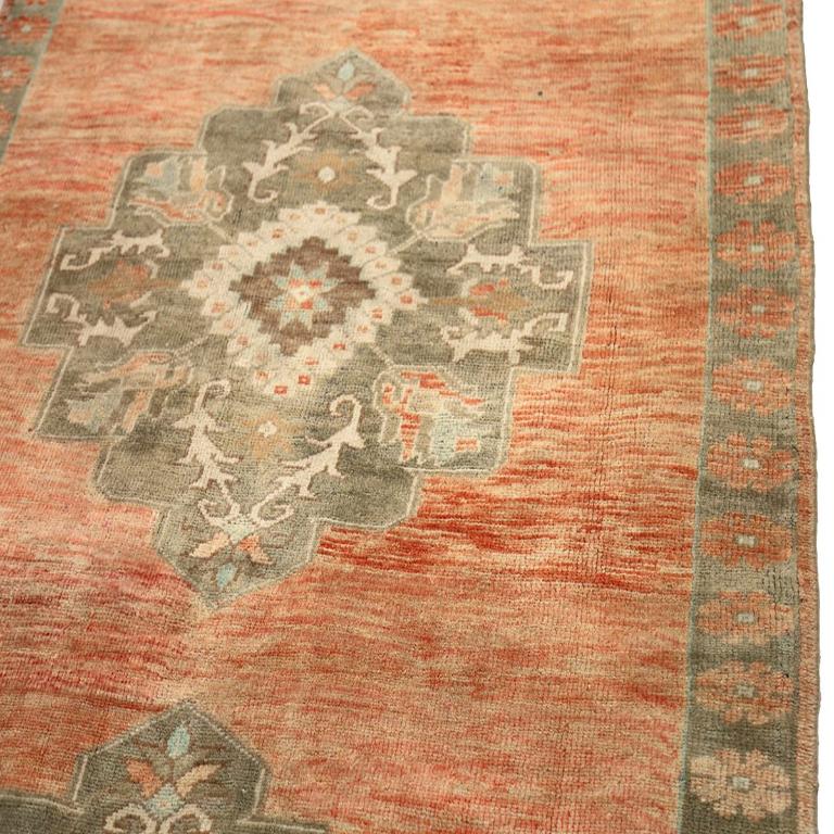 Türkische Anatoly-Teppiche - Wolle in Grün, Rosa und Rot, Design - 92961 (20. Jahrhundert) im Angebot