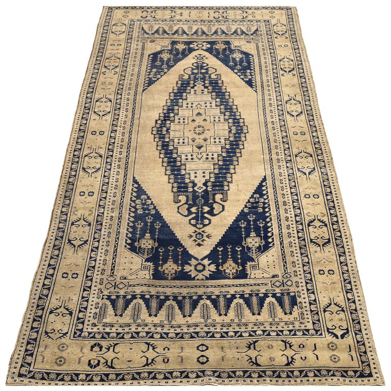 Entdecken Sie die Eleganz von Turkey Anatoly mit Teppichen aus der Zeit um 1940. Dieses exklusive Design aus Wolle und Elfenbein-Marineblau eignet sich perfekt zur Verschönerung Ihres Raums.