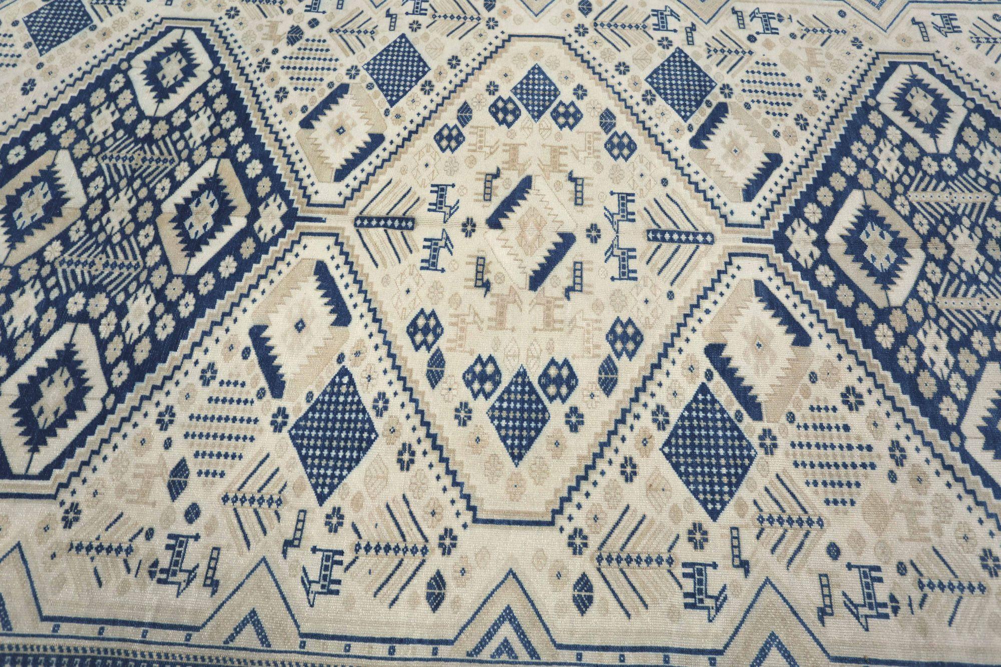 Scopri l'eleganza della Turchia Anatoly con i tappeti CIRCA del 1940. Progettato con lana e blu avorio, questo design esclusivo è perfetto per valorizzare il tuo spazio.