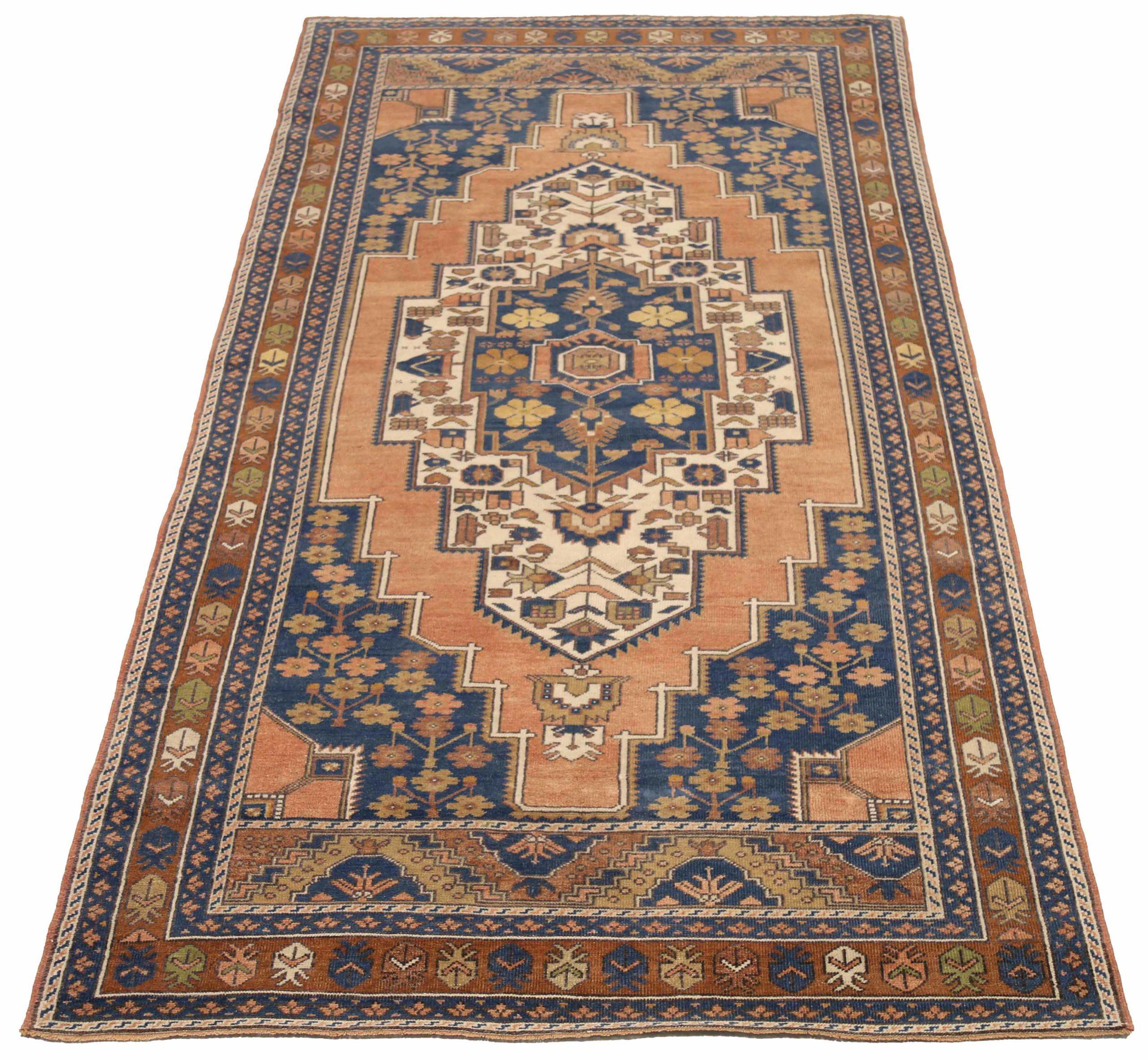 Entdecken Sie die Eleganz von Turkey Anatoly mit Teppichen aus der Zeit um 1940. Dieses exklusive Design aus Wolle und ElfenbeinMarineblauRosa ist perfekt, um Ihren Raum zu verschönern.