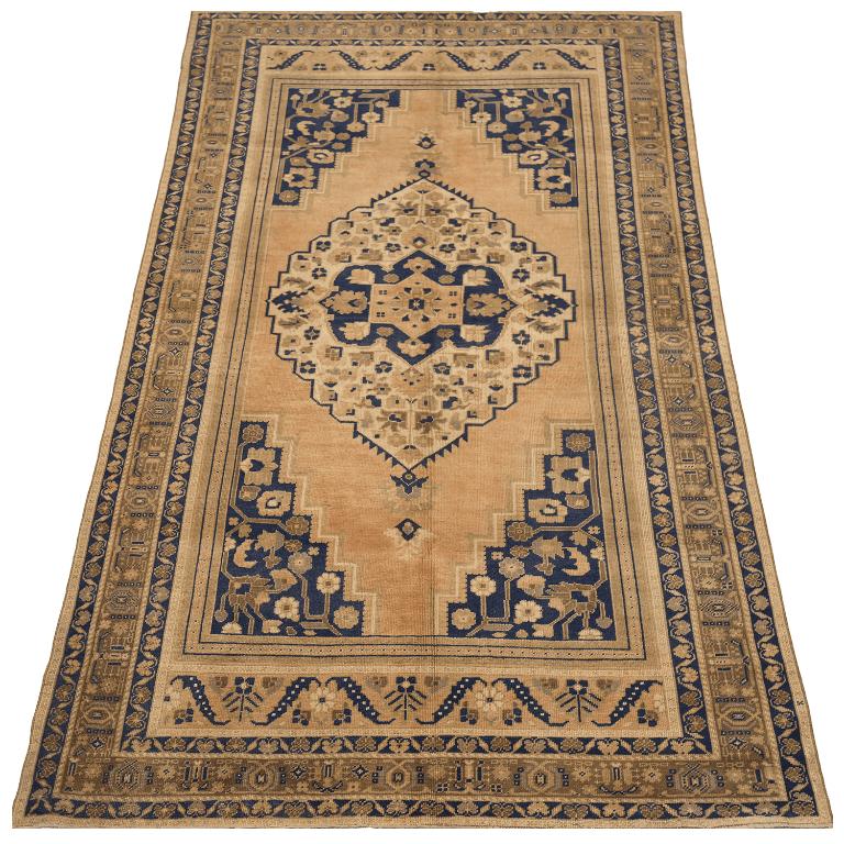 Entdecken Sie die Eleganz von Turkey Anatoly mit Teppichen aus der Zeit um 1940. Dieses exklusive Design aus Wolle und ElfenbeinMarineblauRosa ist perfekt, um Ihren Raum zu verschönern.