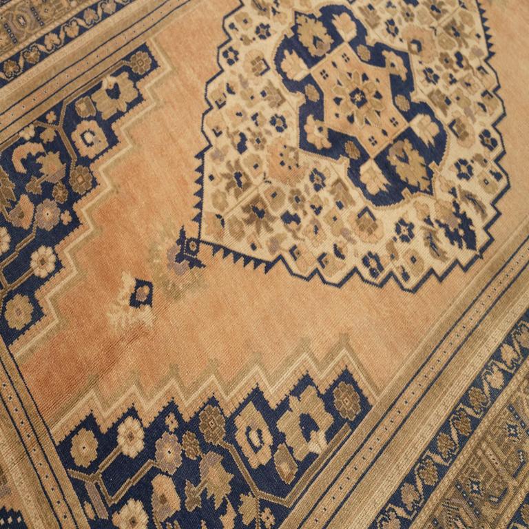 Türkische Anatoly-Teppiche - Wolle Elfenbein Marineblau Blau Rosa Design - 92949 im Zustand „Hervorragend“ im Angebot in Dallas, TX