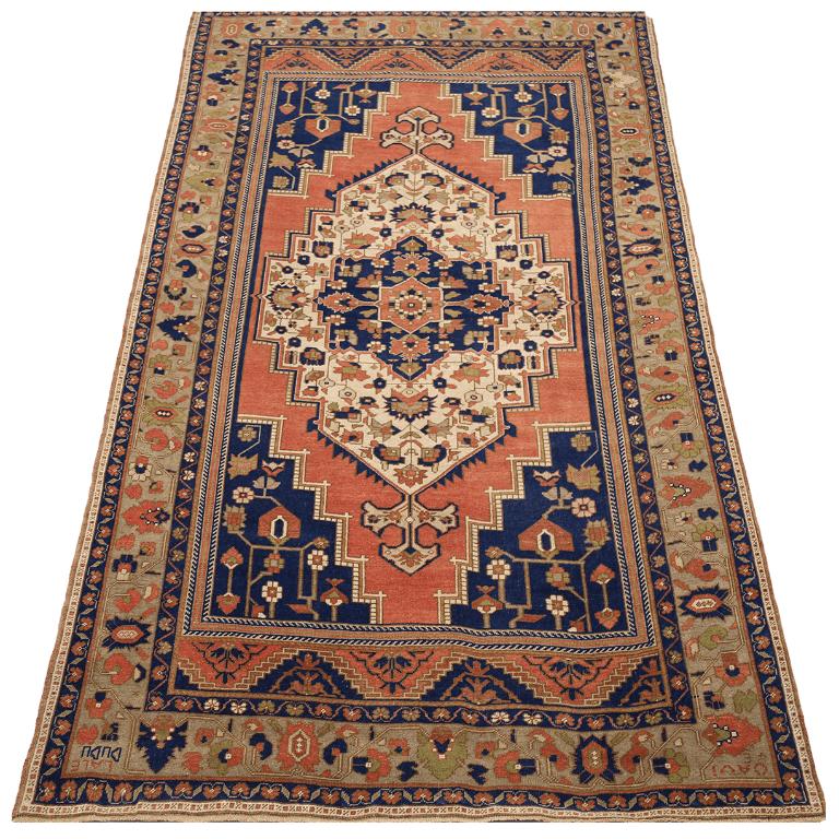Entdecken Sie die Eleganz von Turkey Anatoly mit Teppichen aus der Zeit um 1940. Dieses exklusive Design aus Wolle und ElfenbeinMarineblauRosa ist perfekt, um Ihren Raum zu verschönern.
