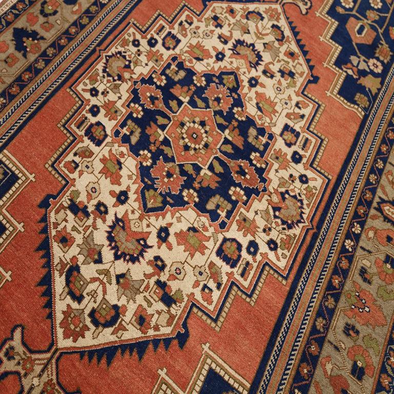 Türkische Anatoly-Teppiche - Wolle Elfenbein Marineblau Blau Rosa Design - 93007 im Zustand „Hervorragend“ im Angebot in Dallas, TX