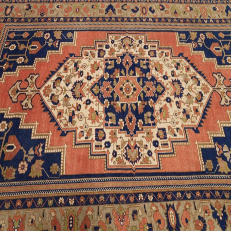 Türkische Anatoly-Teppiche - Wolle Elfenbein Marineblau Blau Rosa Design - 93007 im Angebot 1