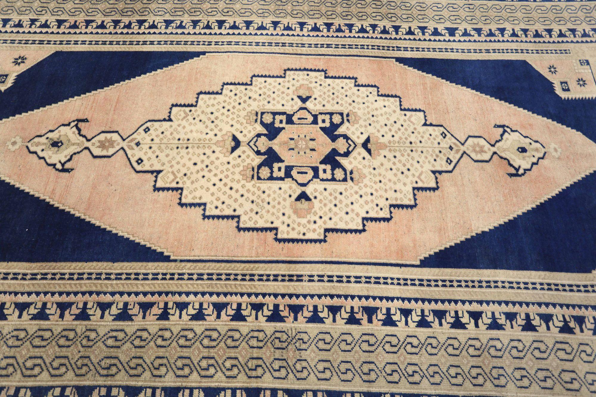Entdecken Sie die Eleganz von Turkey Anatoly mit Teppichen aus der Zeit um 1940. Dieses exklusive Design aus Wolle und ElfenbeinMarineblauRosa ist perfekt, um Ihren Raum zu verschönern.