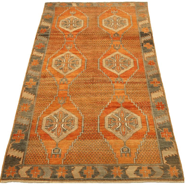 Entdecken Sie die Eleganz von Turkey Anatoly mit Teppichen aus der Zeit um 1940. Dieses exklusive Design aus Wolle und ElfenbeinOrangeRot ist perfekt, um Ihren Raum zu verschönern.