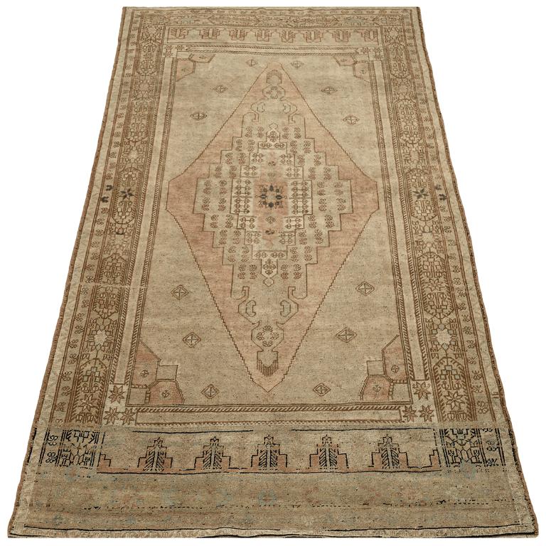 Entdecken Sie die Eleganz von Turkey Anatoly mit Teppichen aus der Zeit um 1940. Dieses exklusive Design aus Wolle und Elfenbeinrosa ist perfekt, um Ihren Raum zu verschönern.