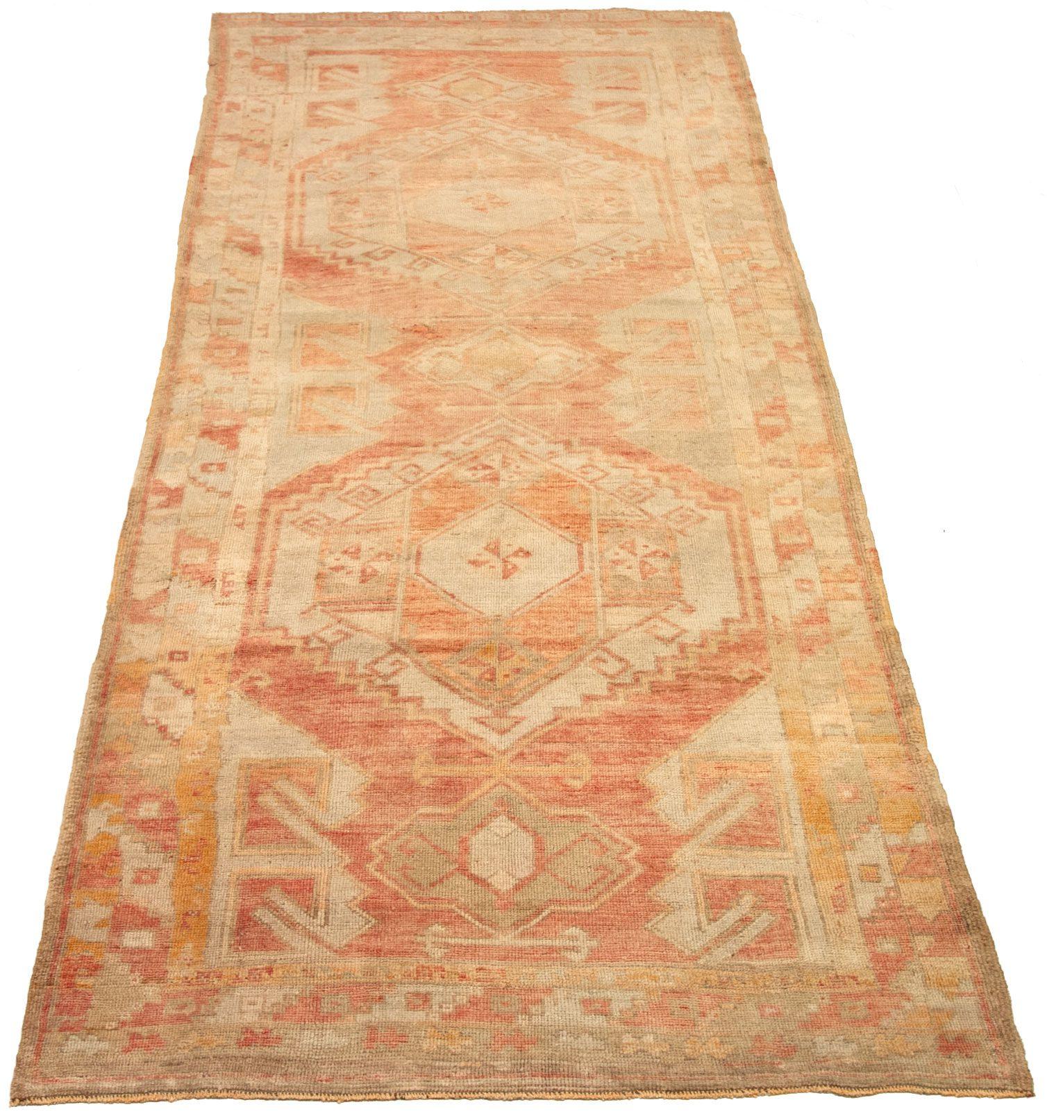 Entdecken Sie die Eleganz von Turkey Anatoly mit Teppichen aus der Zeit um 1940. Dieses exklusive Design aus Wolle und IvoryPinkRed eignet sich perfekt, um Ihren Raum zu verschönern.