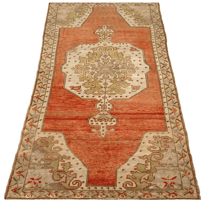 Entdecken Sie die Eleganz von Turkey Anatoly mit Teppichen aus der Zeit um 1940. Dieses exklusive Design aus Wolle und ElfenbeinPinkRotGelb ist perfekt, um Ihren Raum zu verschönern.