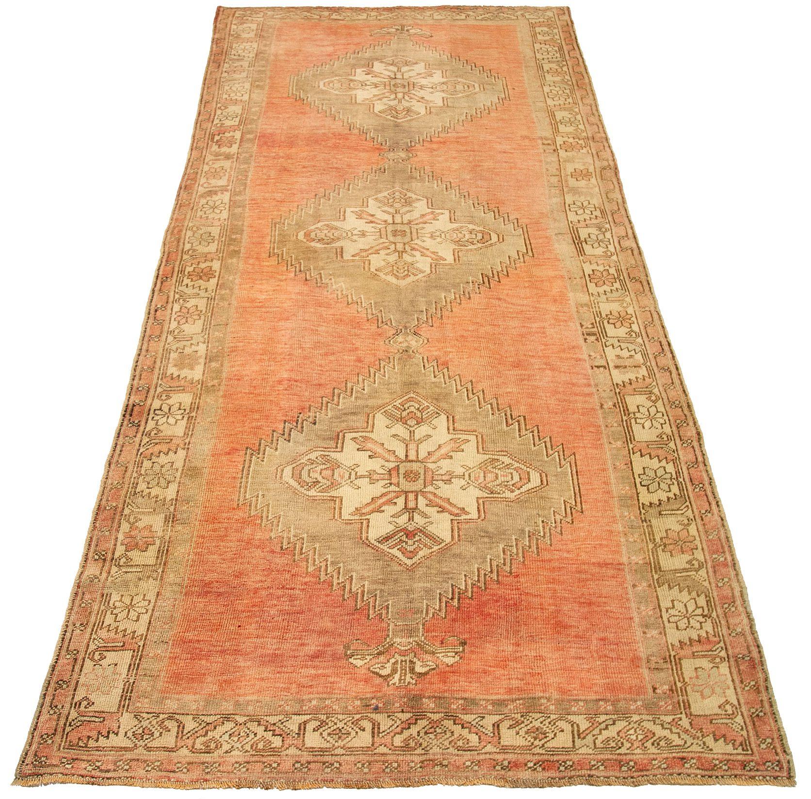 Entdecken Sie die Eleganz von Turkey Anatoly mit Teppichen aus der Zeit um 1940. Dieses exklusive Design aus Wolle und IvoryPinkTaupe ist perfekt, um Ihren Raum zu verschönern.