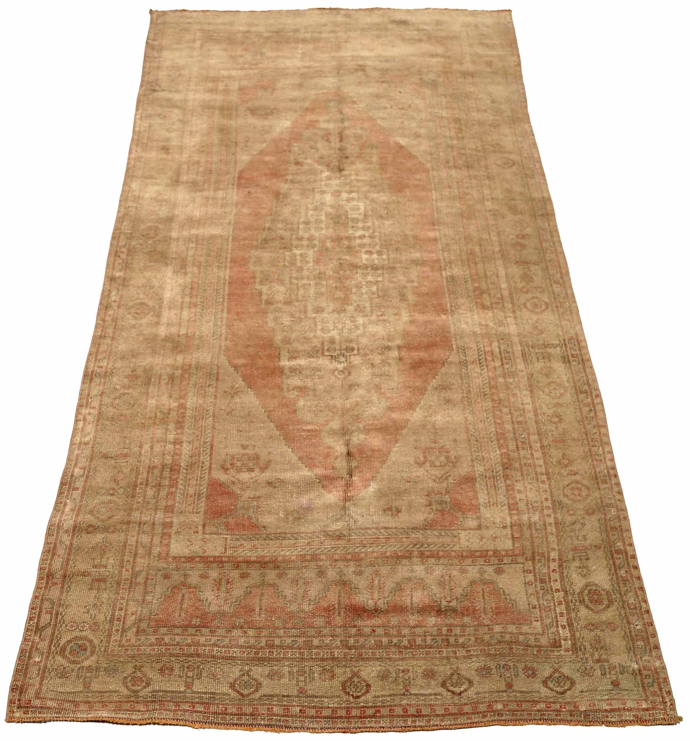 Entdecken Sie die Eleganz von Turkey Anatoly mit Teppichen aus der Zeit um 1940. Dieses exklusive Design aus Wolle und IvoryPinkTaupe ist perfekt, um Ihren Raum zu verschönern.