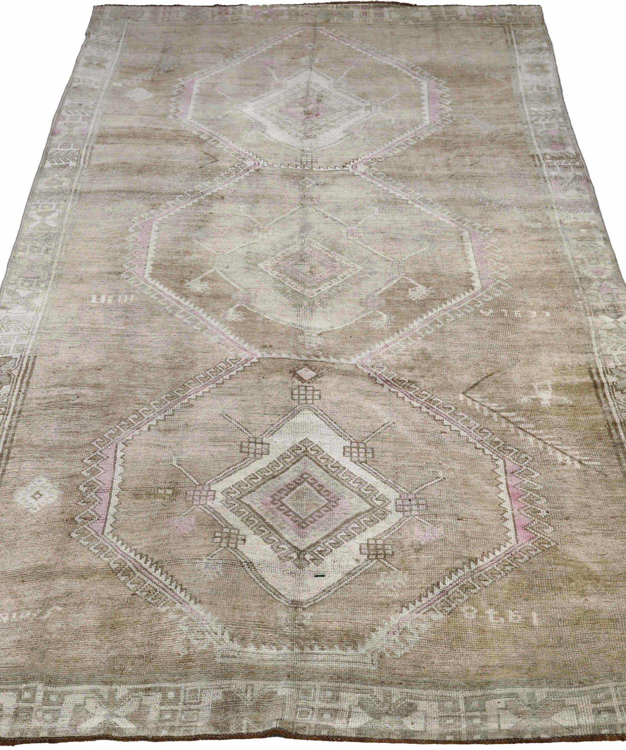Entdecken Sie die Eleganz von Turkey Anatoly mit Teppichen aus der Zeit um 1940. Dieses exklusive Design aus Wolle und IvoryPinkTaupe ist perfekt, um Ihren Raum zu verschönern.