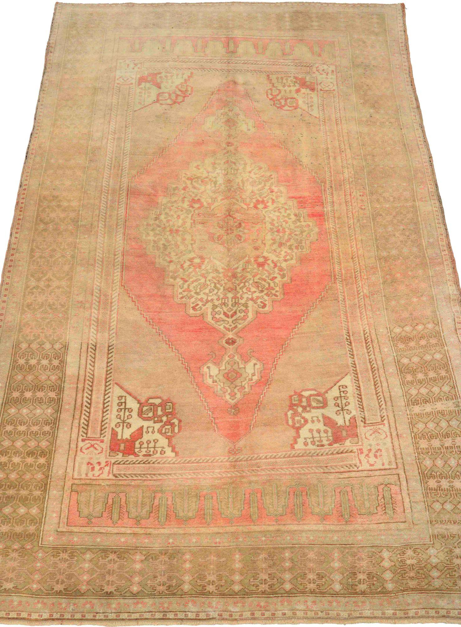Entdecken Sie die Eleganz von Turkey Anatoly mit Teppichen aus der Zeit um 1940. Dieses exklusive Design aus Wolle und IvoryPinkTaupe ist perfekt, um Ihren Raum zu verschönern.