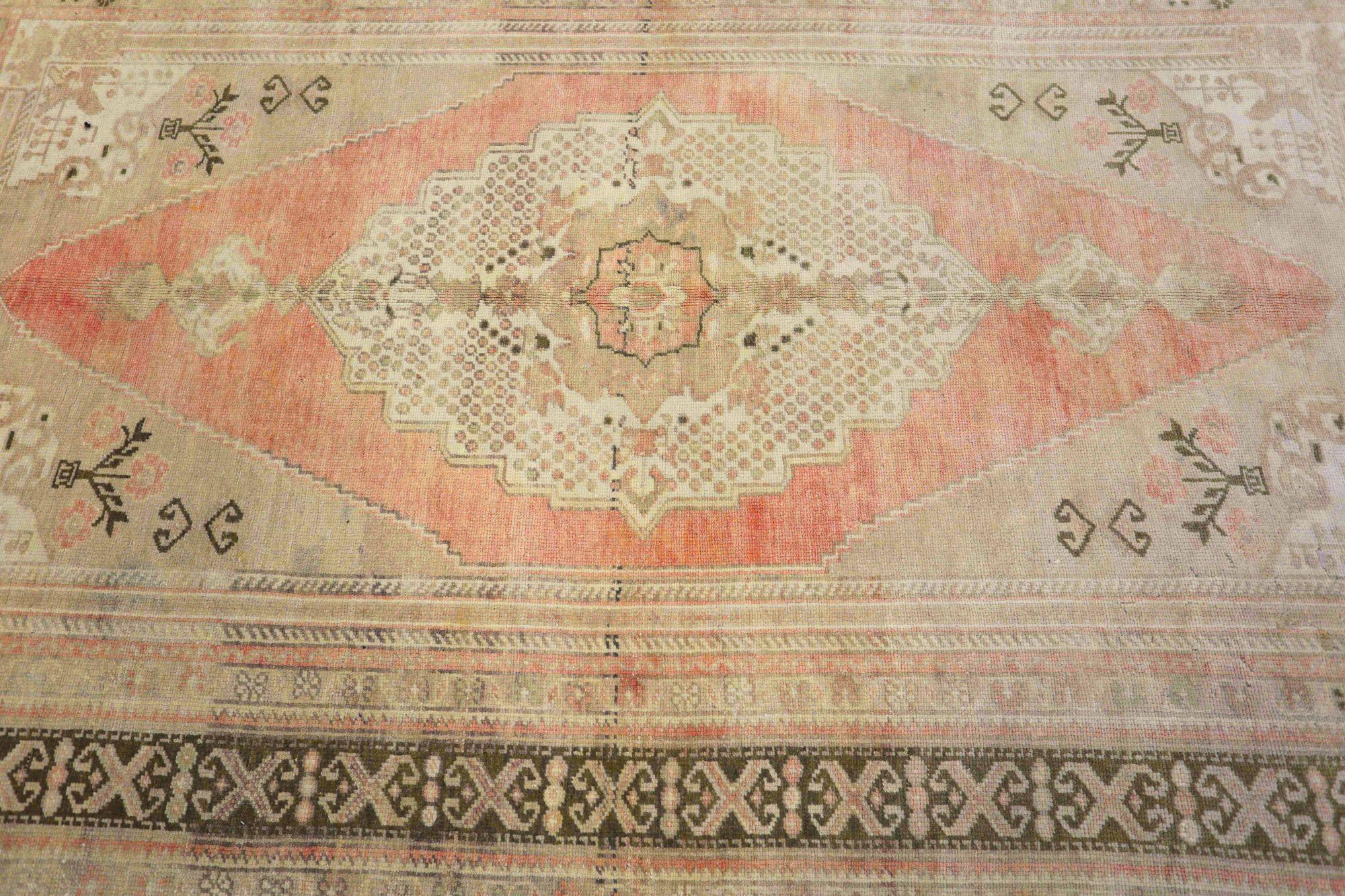 Entdecken Sie die Eleganz von Turkey Anatoly mit Teppichen aus der Zeit um 1940. Dieses exklusive Design aus Wolle und IvoryPinkTaupe ist perfekt, um Ihren Raum zu verschönern.