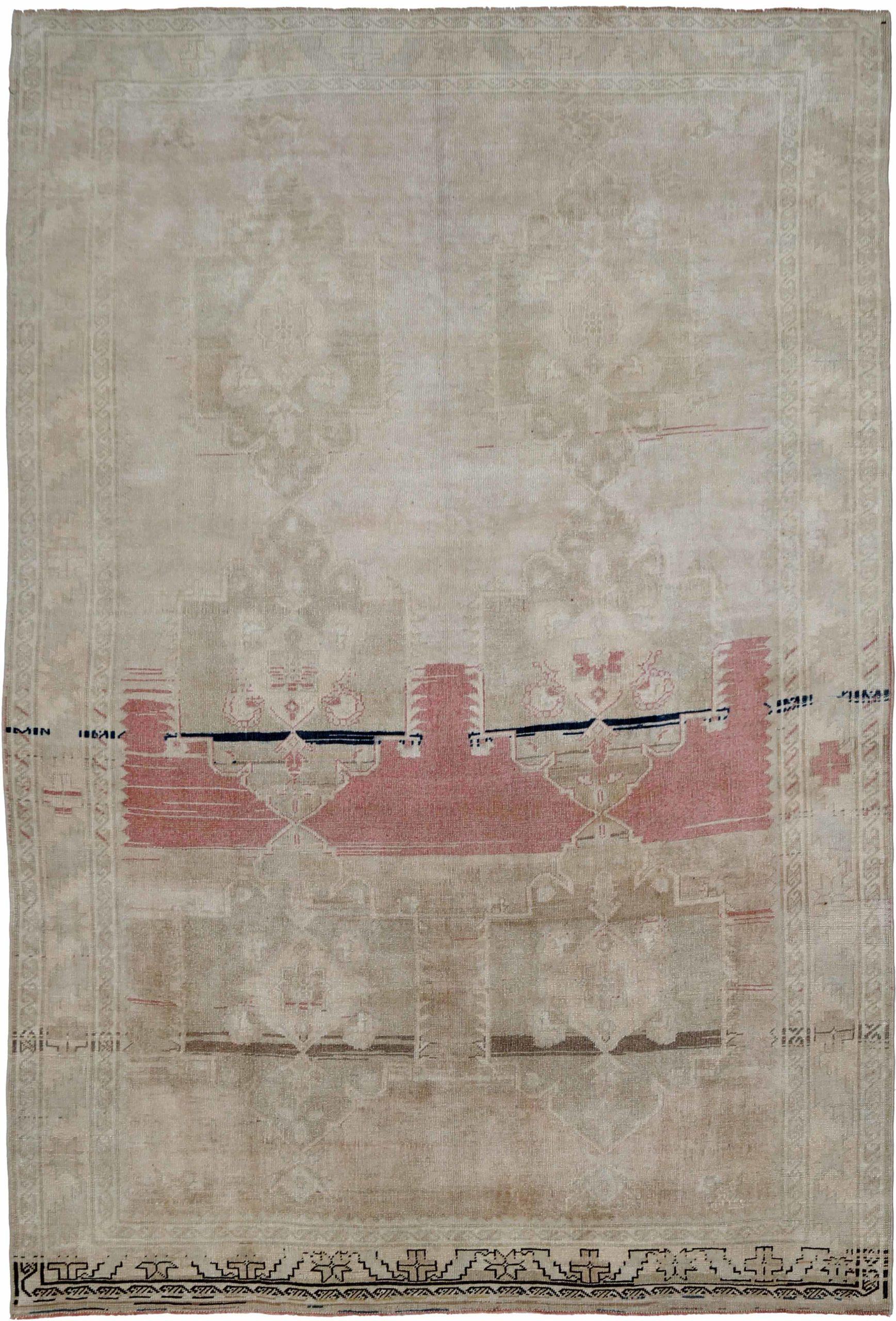 Entdecken Sie die Eleganz von Turkey Anatoly mit Teppichen aus der Zeit um 1940. Dieses exklusive Design aus Wolle und IvoryPinkTaupe ist perfekt, um Ihren Raum zu verschönern.