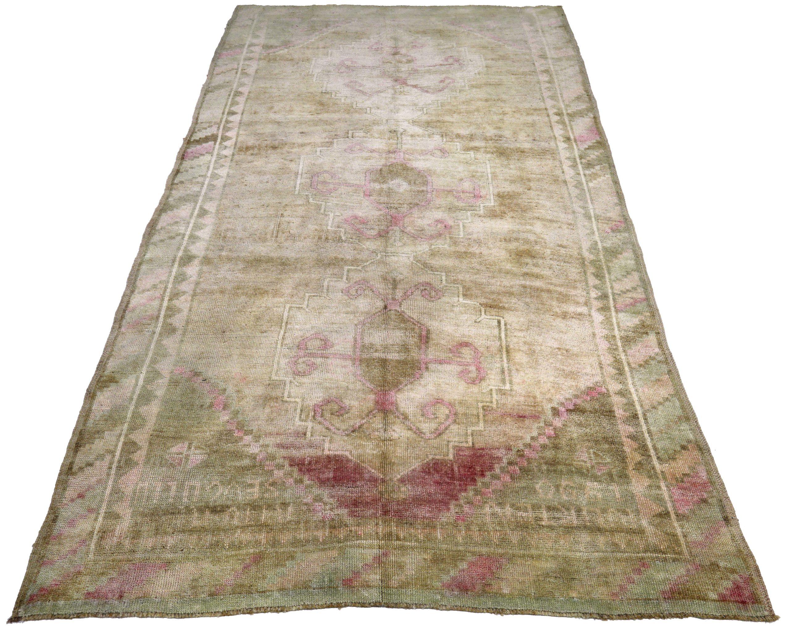Entdecken Sie die Eleganz von Turkey Anatoly mit Teppichen aus der Zeit um 1940. Dieses exklusive Design aus Wolle und IvoryPinkTaupe ist perfekt, um Ihren Raum zu verschönern.