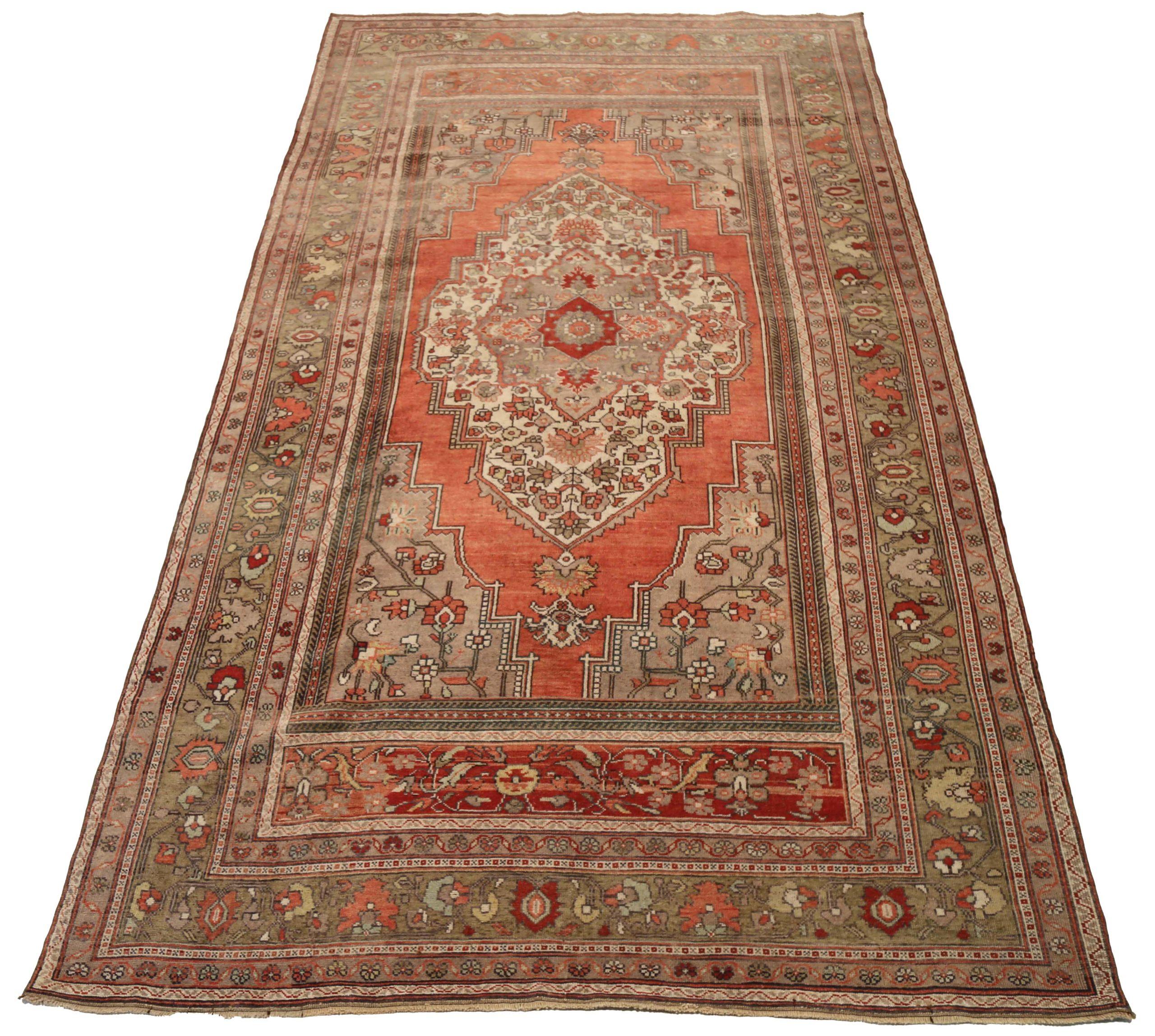 Entdecken Sie die Eleganz von Turkey Anatoly mit Teppichen aus der Zeit um 1940. Dieses exklusive Design aus Wolle und Elfenbeinrot ist perfekt, um Ihren Raum zu verschönern.
