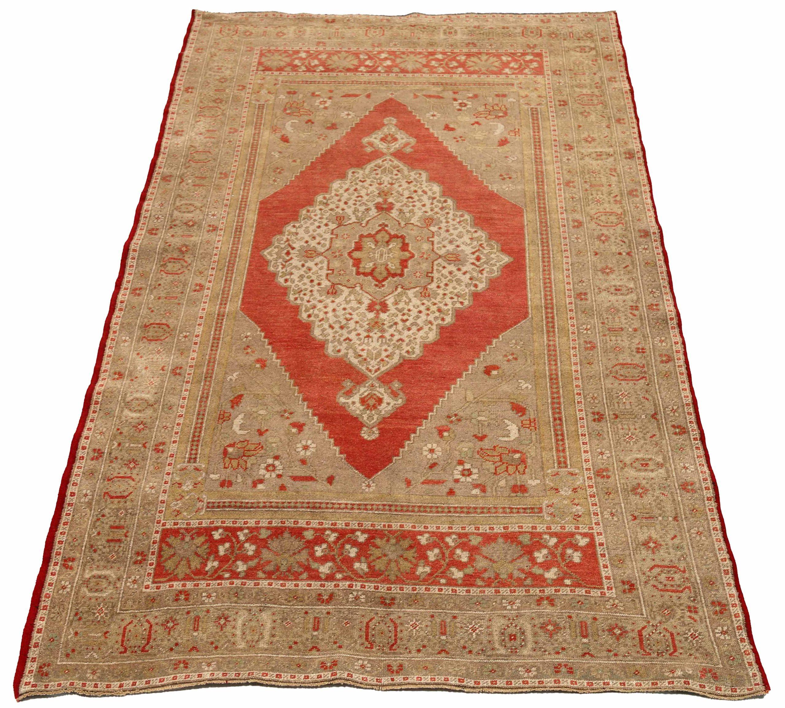 Entdecken Sie die Eleganz von Turkey Anatoly mit Teppichen aus der Zeit um 1940. Dieses exklusive Design aus Wolle und Elfenbeinrot ist perfekt, um Ihren Raum zu verschönern.