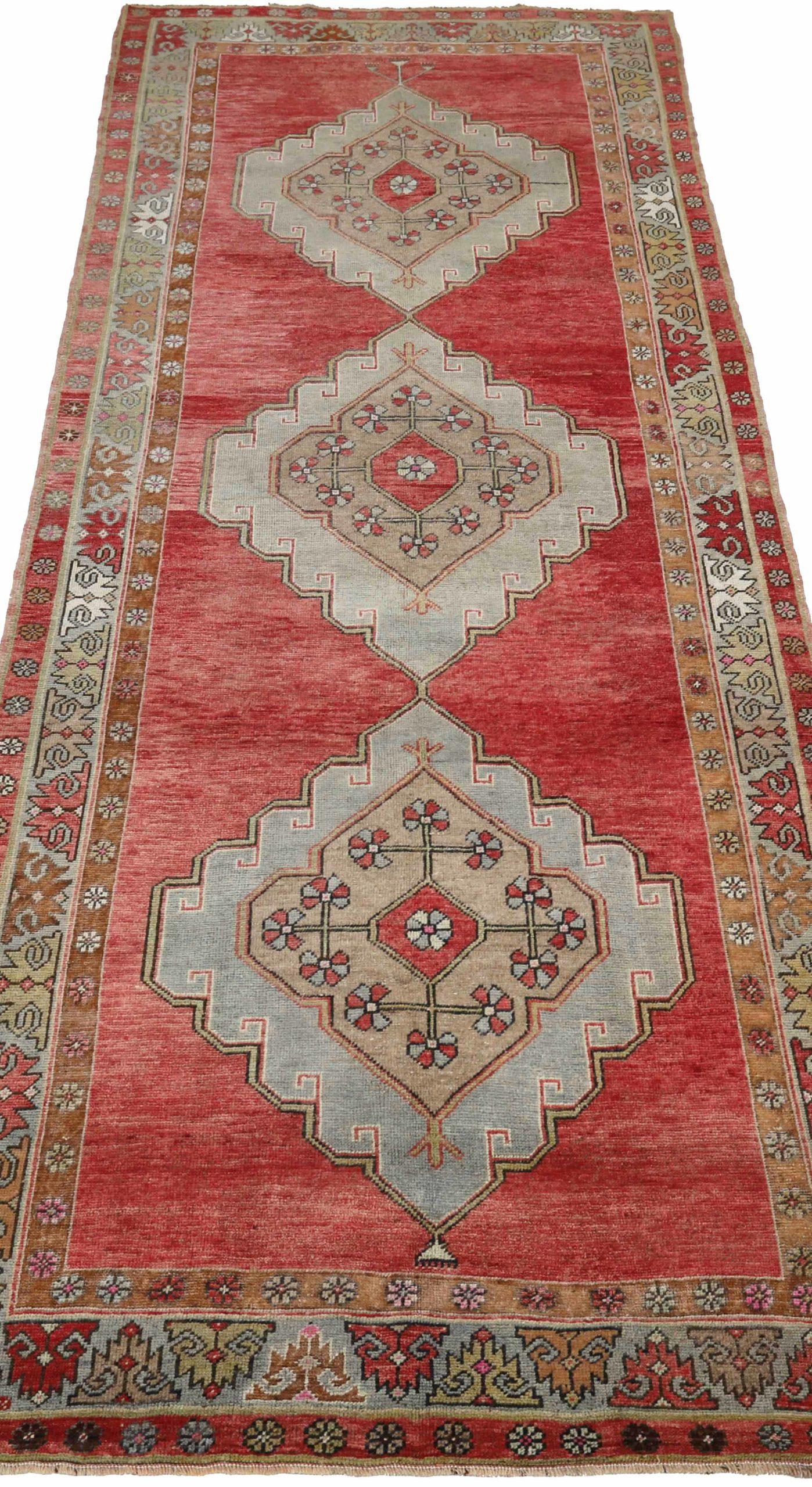 Entdecken Sie die Eleganz von Turkey Anatoly mit Teppichen aus der Zeit um 1940. Dieses exklusive Design aus Wolle und Elfenbeinrot ist perfekt, um Ihren Raum zu verschönern.