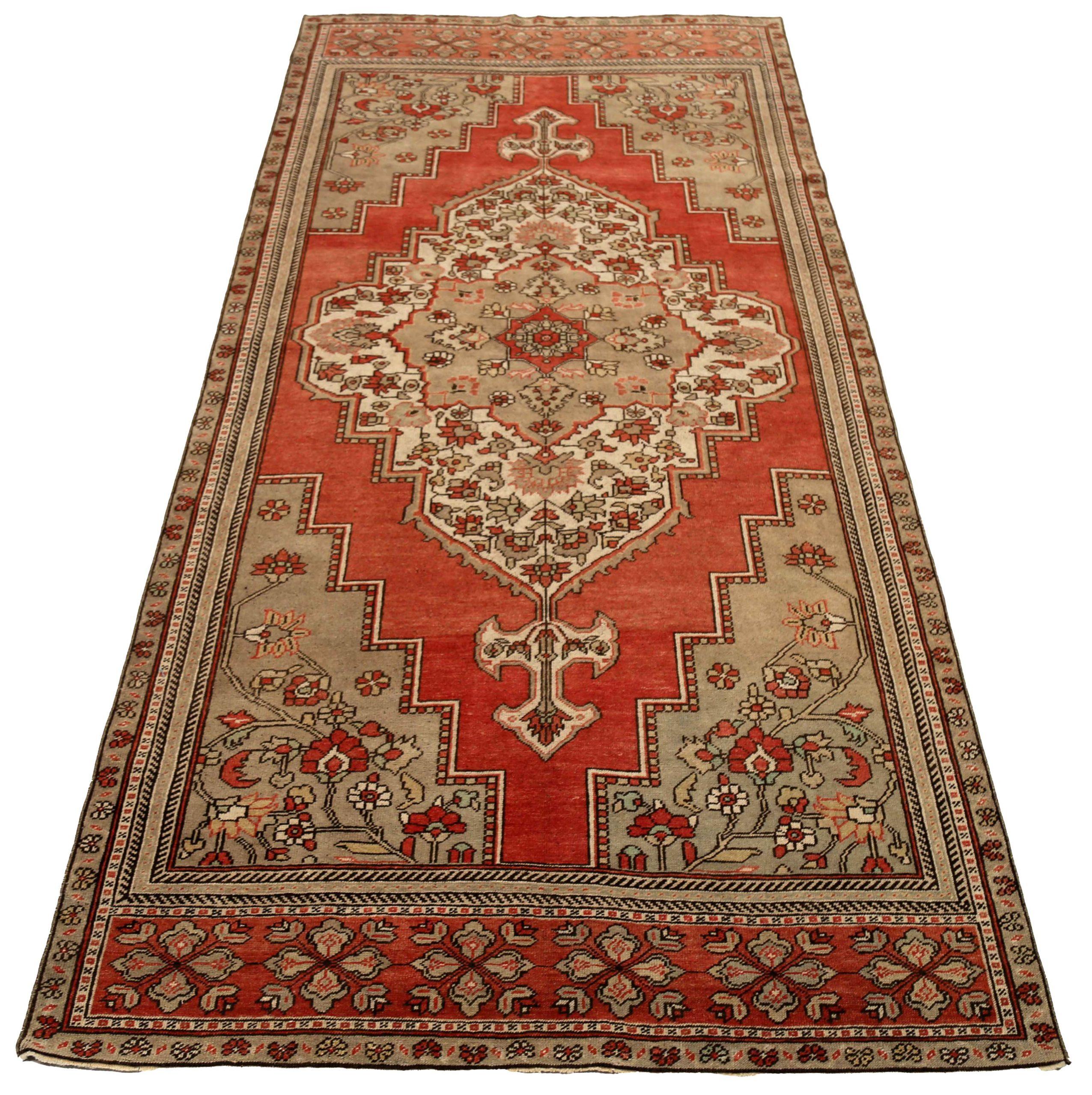 Entdecken Sie die Eleganz von Turkey Anatoly mit Teppichen aus der Zeit um 1940. Dieses exklusive Design aus Wolle und IvoryRedTaupe ist perfekt, um Ihren Raum zu verschönern.