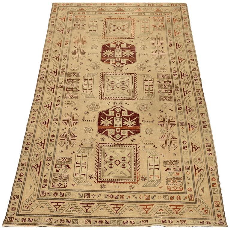Entdecken Sie die Eleganz von Turkey Anatoly mit Teppichen aus der Zeit um 1940. Dieses exklusive Design aus Wolle und Elfenbeinrot-Gelb ist perfekt, um Ihren Raum zu verschönern.