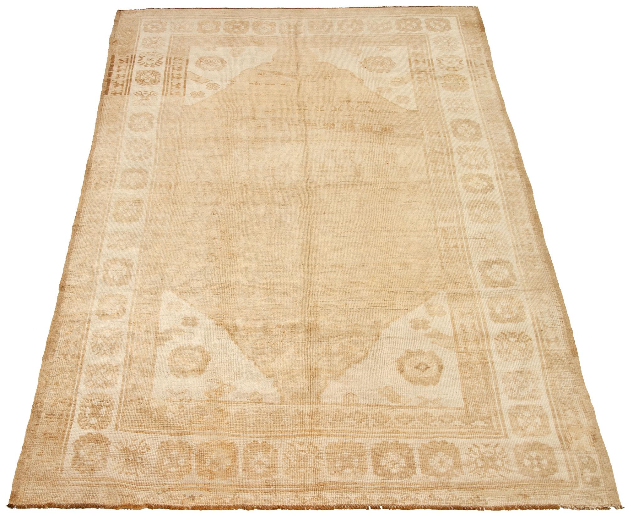 Entdecken Sie die Eleganz von Turkey Anatoly mit Teppichen aus der Zeit um 1940. Dieses exklusive Design aus Wolle und IvoryTaupe ist perfekt, um Ihren Raum zu verschönern.
