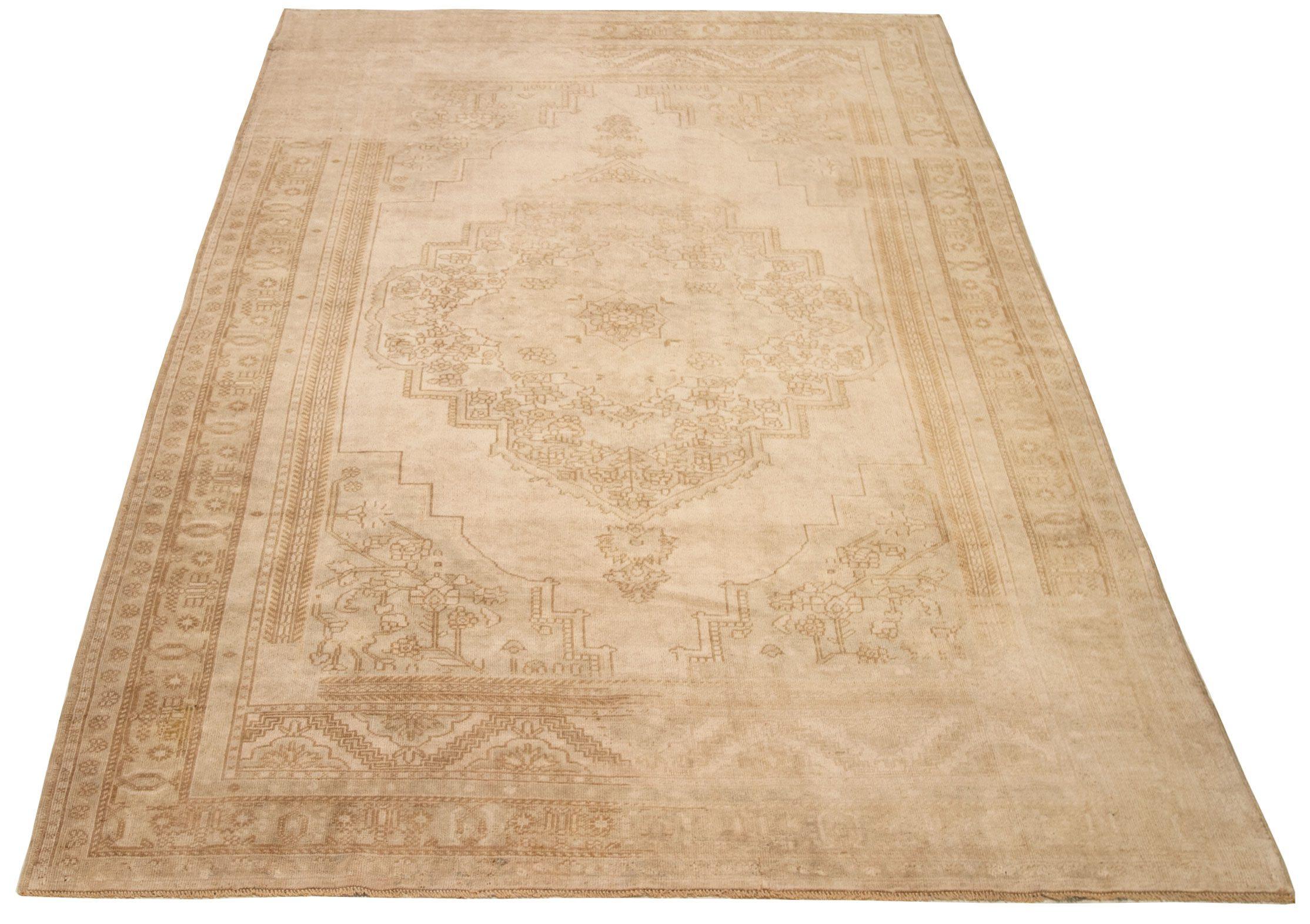 Entdecken Sie die Eleganz von Turkey Anatoly mit Teppichen aus der Zeit um 1940. Dieses exklusive Design aus Wolle und IvoryTaupe ist perfekt, um Ihren Raum zu verschönern.