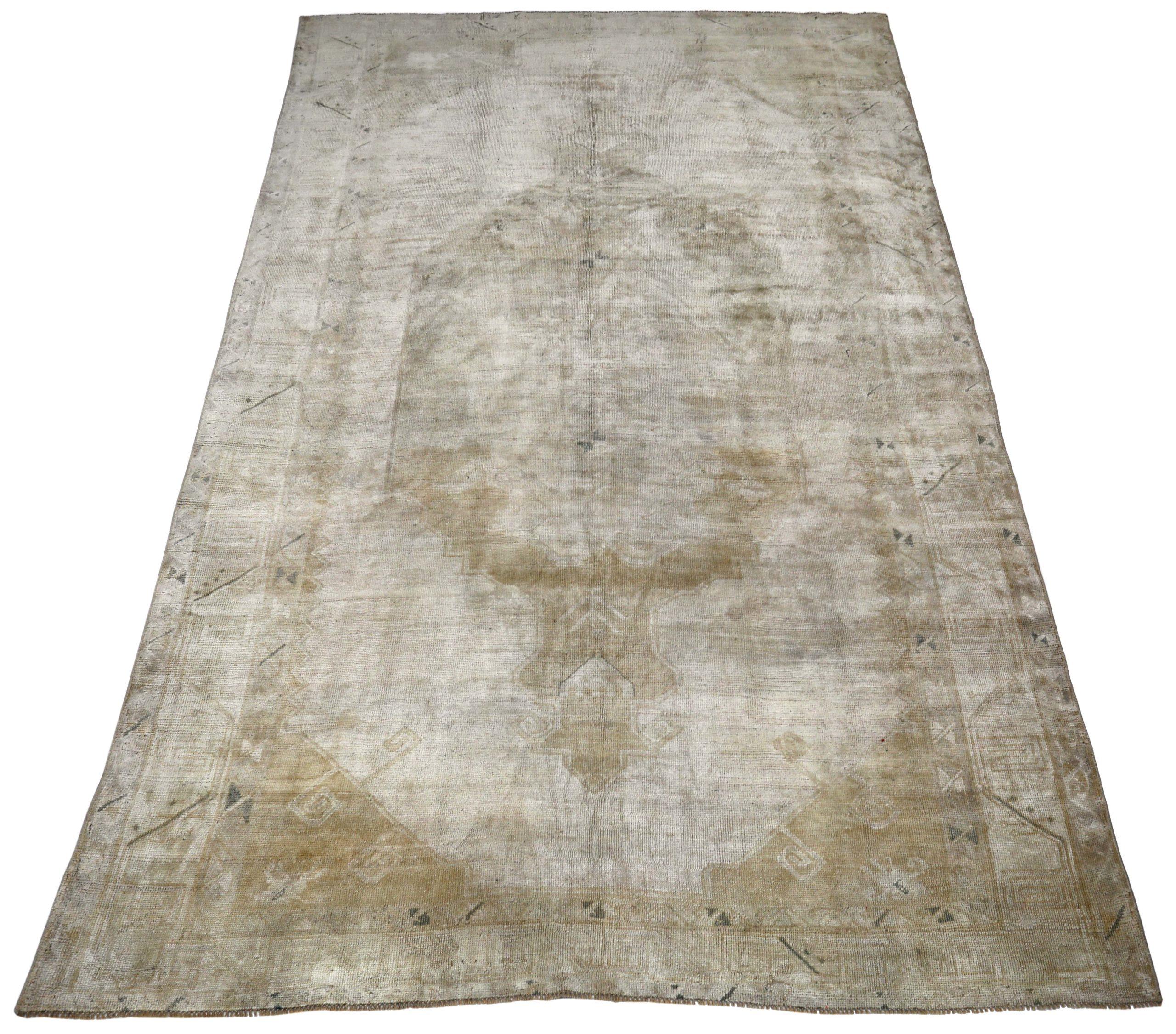 Découvrez l'élégance des tapis de la collection Turkey Anatoly de Circa 1940. Conçu avec de la laine et de l'IvoryTaupe, ce design exclusif est parfait pour mettre en valeur votre espace.