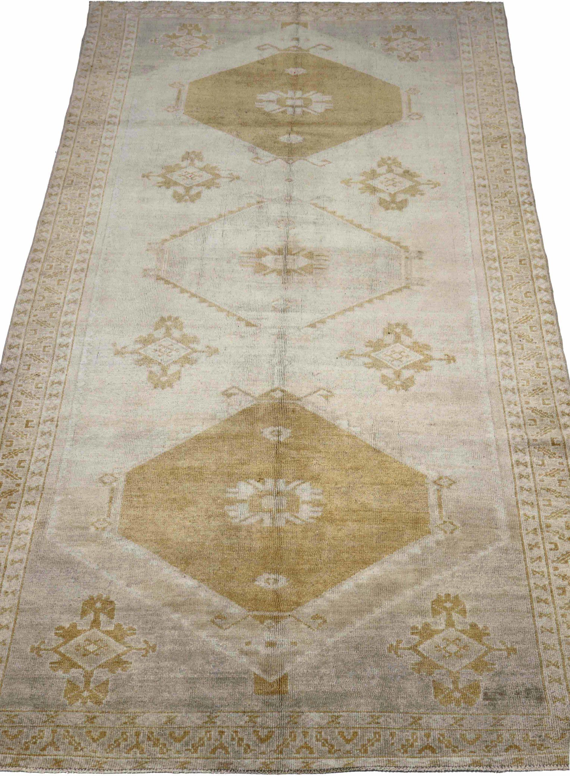 Entdecken Sie die Eleganz von Turkey Anatoly mit Teppichen aus der Zeit um 1940. Dieses exklusive Design aus Wolle und Elfenbeingelb ist perfekt, um Ihren Raum zu verschönern.