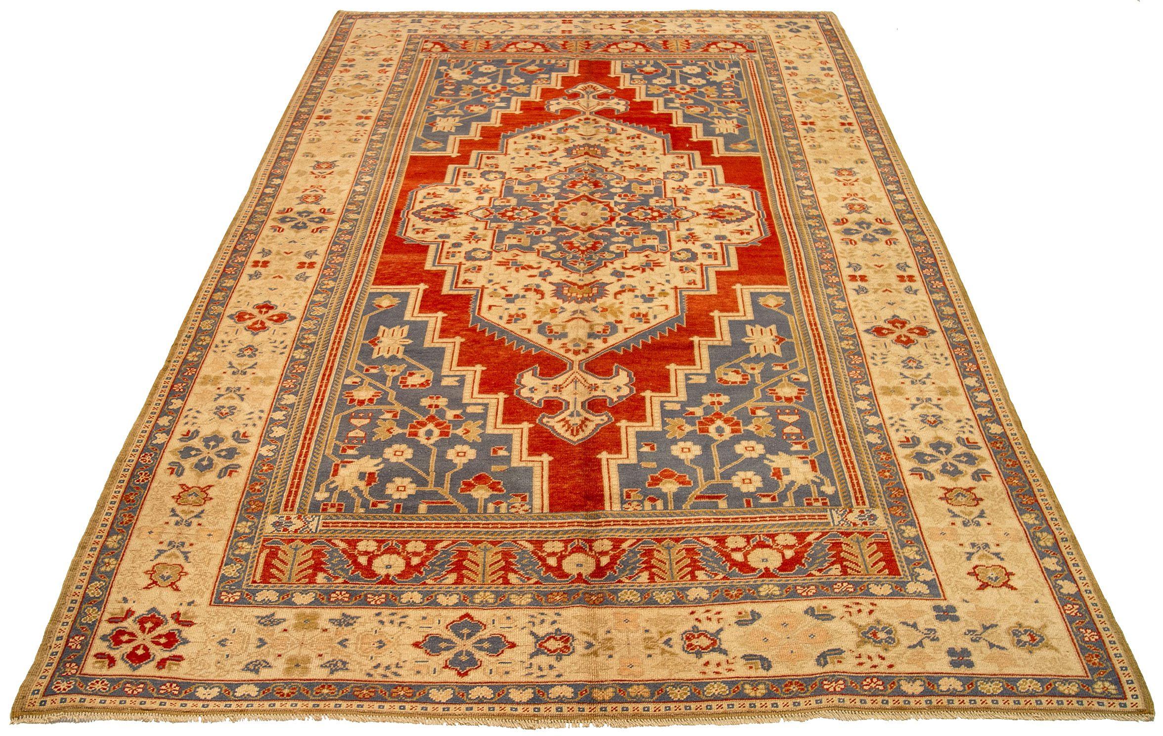 Découvrez l'élégance des tapis de la collection Turkey Anatoly de Circa 1940. Conçu avec de la laine et du bleu marine-rouge-jaune, ce design exclusif est parfait pour mettre en valeur votre espace.
