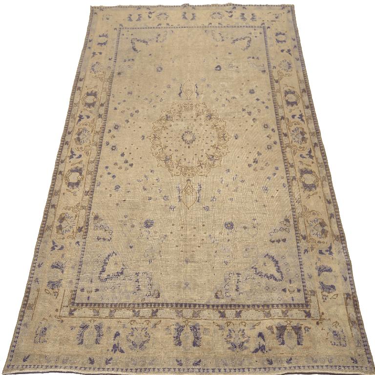 Découvrez l'élégance des tapis de la collection Turkey Anatoly de Circa 1940. Conçu avec de la laine et du taupe, ce design exclusif est parfait pour mettre en valeur votre espace.