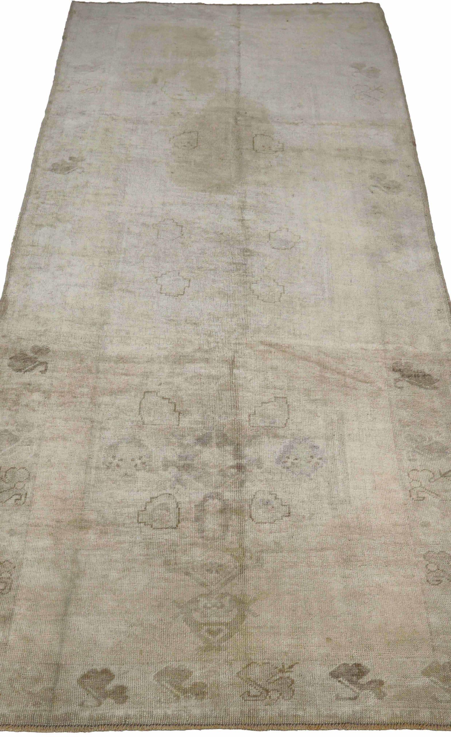 Scopri l'eleganza della Turchia Anatoly con i tappeti CIRCA del 1940. Progettato in lana e taupe, questo design esclusivo è perfetto per valorizzare il tuo spazio.
