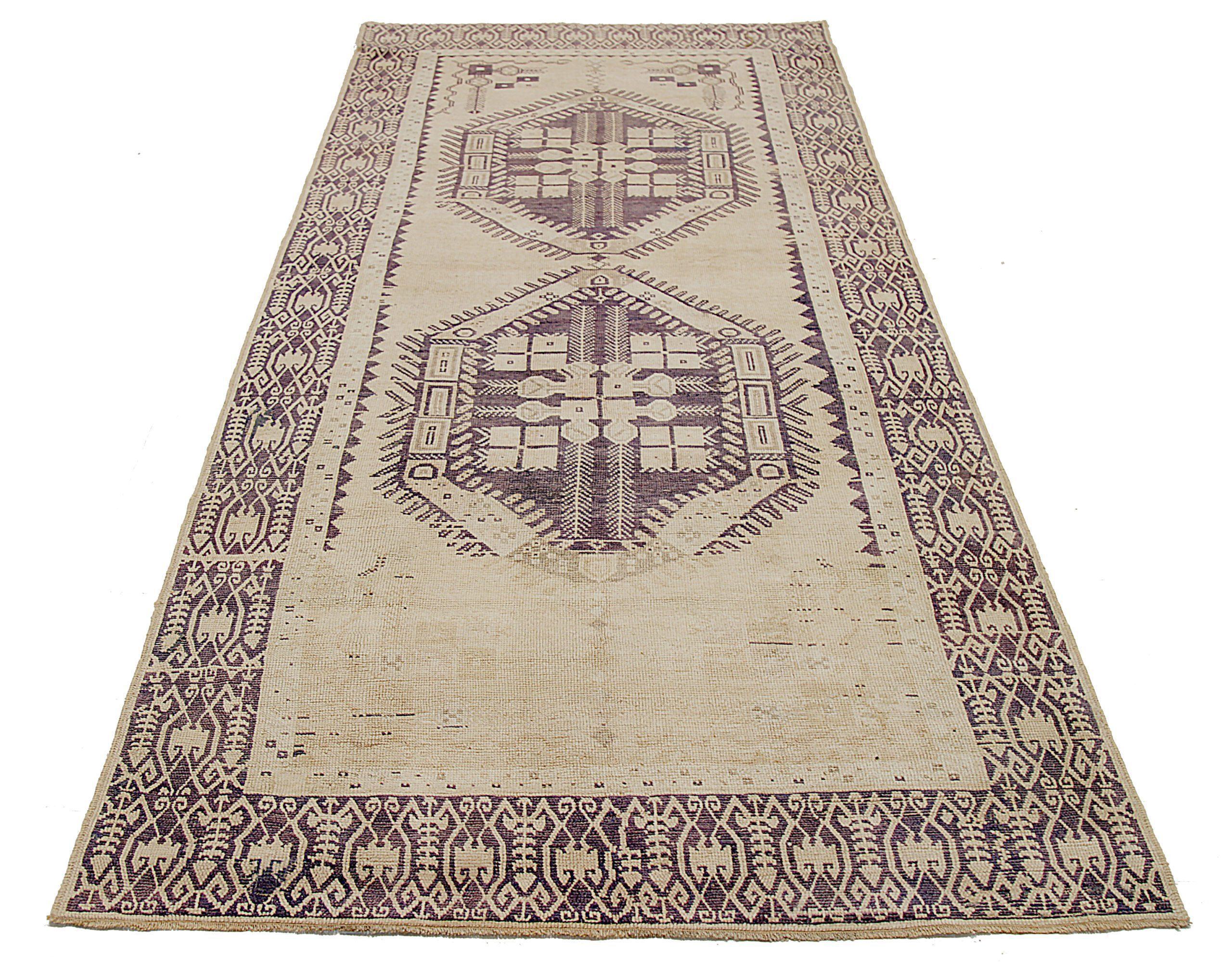 Entdecken Sie die Eleganz von Turkey Anatoly mit dem Läufer Circa 1940. Dieses exklusive Design aus Wolle und Braun-Elfenbein ist perfekt, um Ihren Raum zu verschönern.