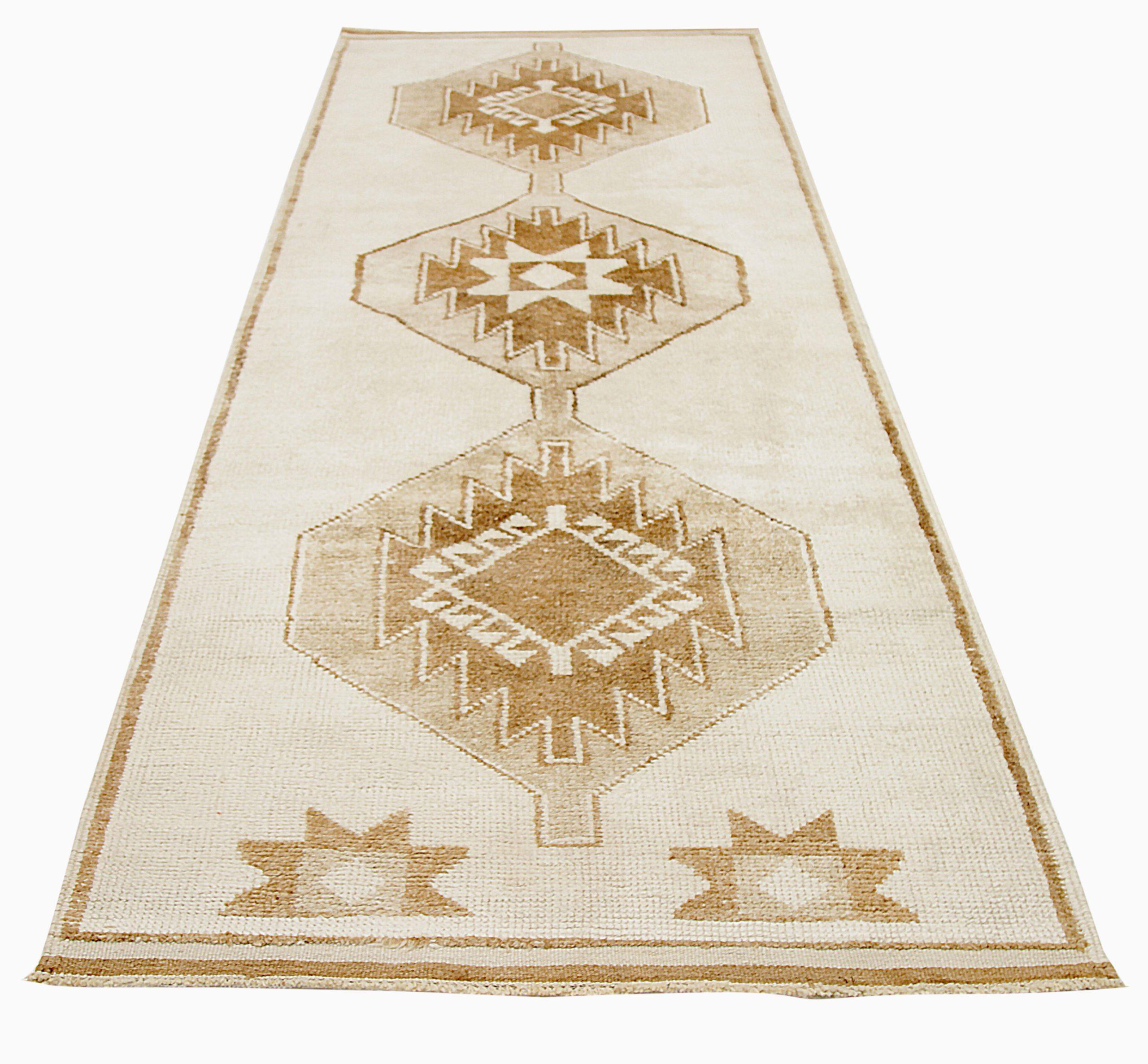 Entdecken Sie die Eleganz von Turkey Anatoly mit dem Läufer Circa 1940. Dieses exklusive Design aus Wolle und Braun-Elfenbein ist perfekt, um Ihren Raum zu verschönern.