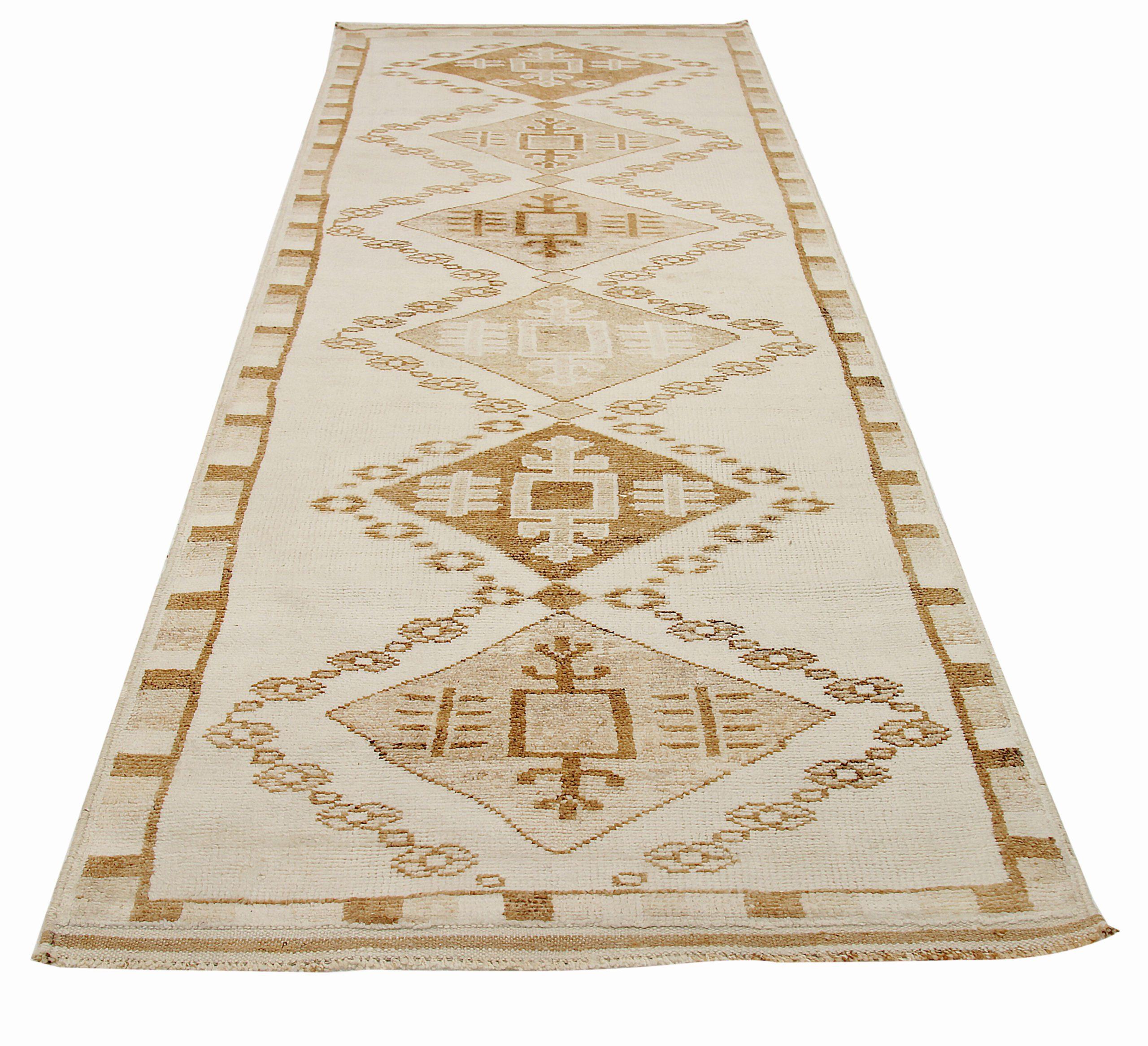 Entdecken Sie die Eleganz von Turkey Anatoly mit dem Läufer Circa 1940. Dieses exklusive Design aus Wolle und Braun-Elfenbein ist perfekt, um Ihren Raum zu verschönern.