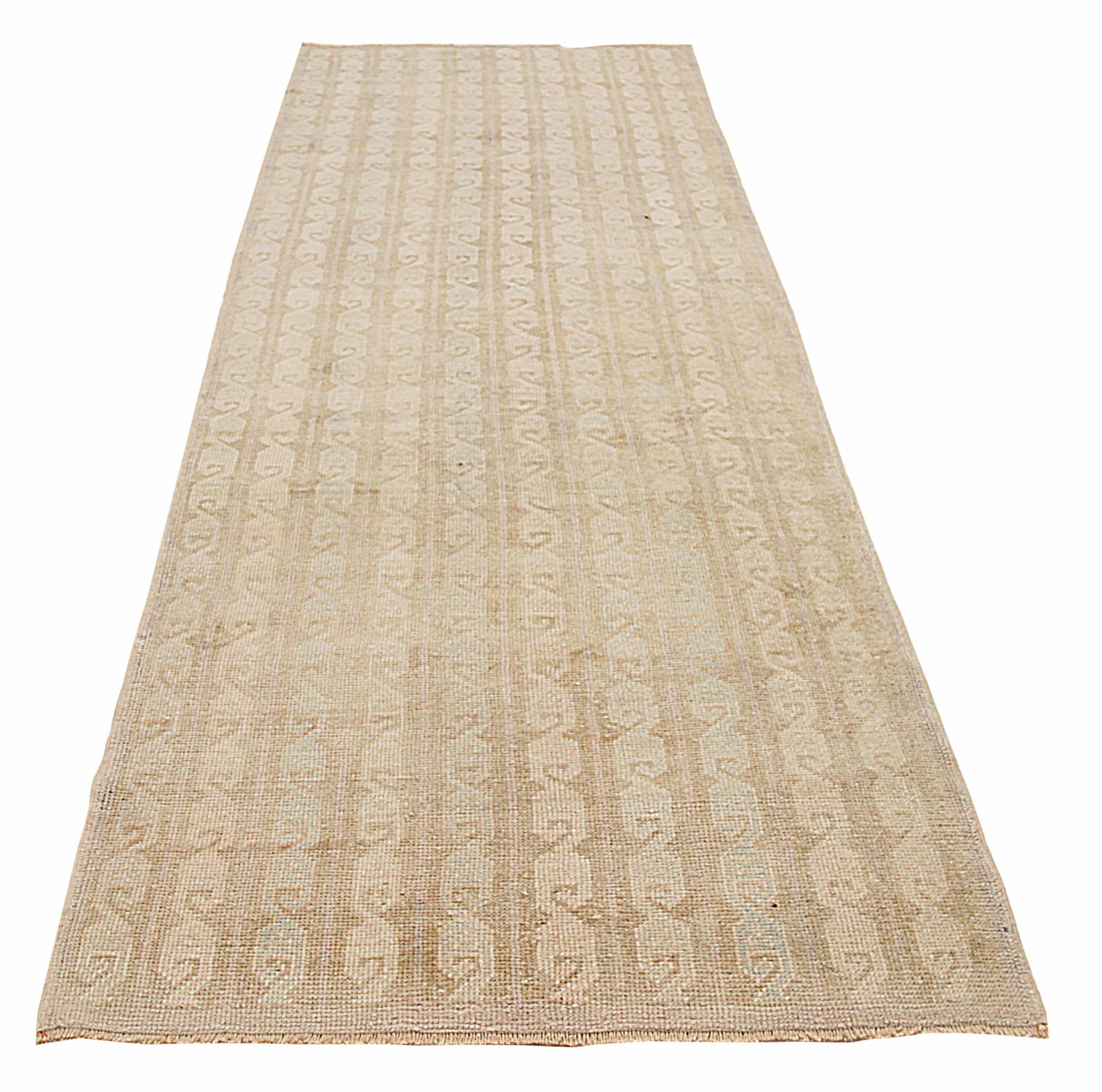 Découvrez l'élégance du tapis de Turquie Anatoly, qui présente un chemin de roulement de Circa 1940. Conçu avec de la laine et de l'ivoire, ce design exclusif est parfait pour mettre en valeur votre espace.