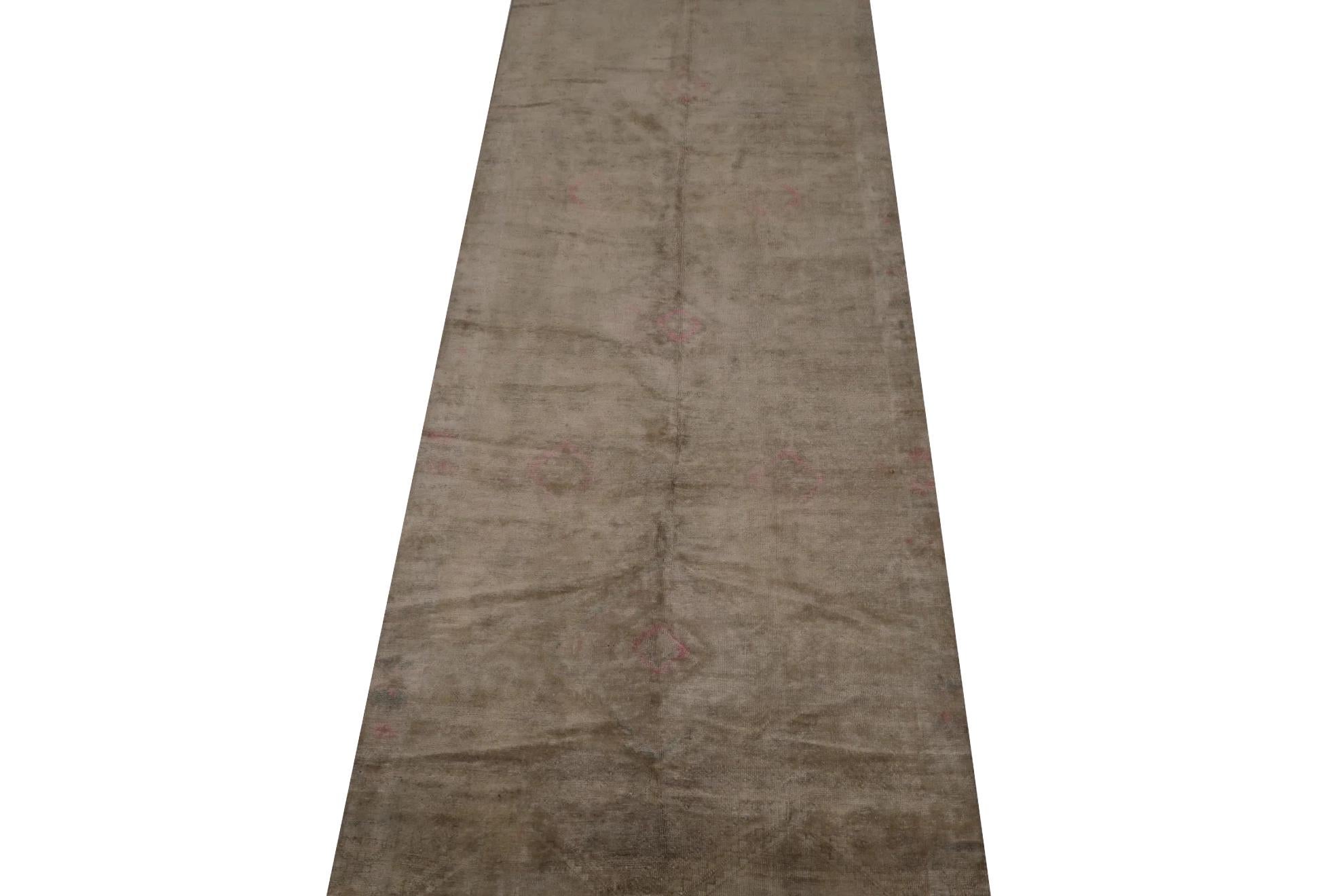 Scopri l'eleganza del Tappeto Runner Anatoly della Turchia con caratteristiche CIRCA 1940. Progettato con lana e IvoryPinkTaupe, questo design esclusivo è perfetto per valorizzare il tuo spazio.