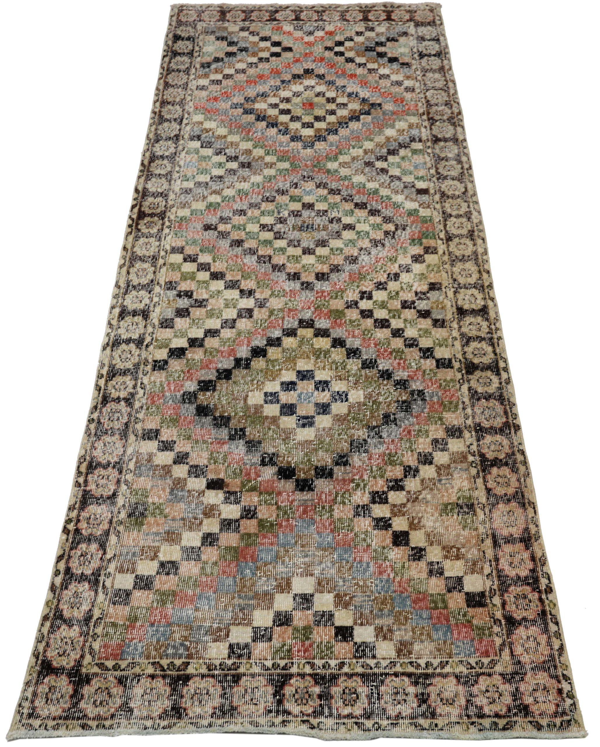 Scopri l'eleganza del Tappeto Runner Anatoly della Turchia con caratteristiche CIRCA 1940. Progettato con lana e nero-blu-verde-avorio-rosso, questo design esclusivo è perfetto per valorizzare il tuo spazio.
