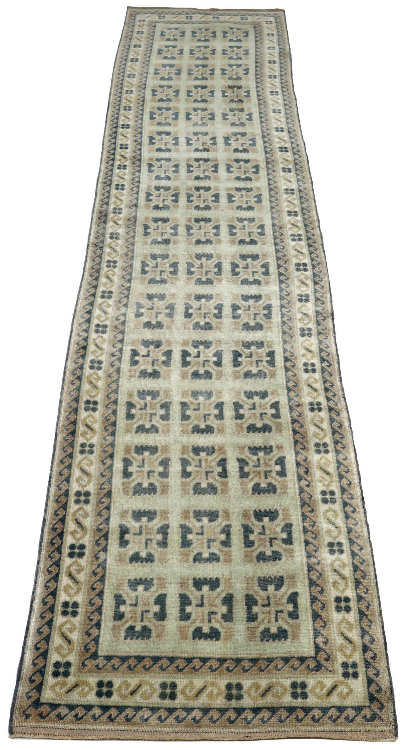 Scopri l'eleganza del tappeto Turkey Anatoly con caratteristiche Runner. Progettato con lana e nero-marrone-avorio, questo design esclusivo è perfetto per valorizzare il tuo spazio.
