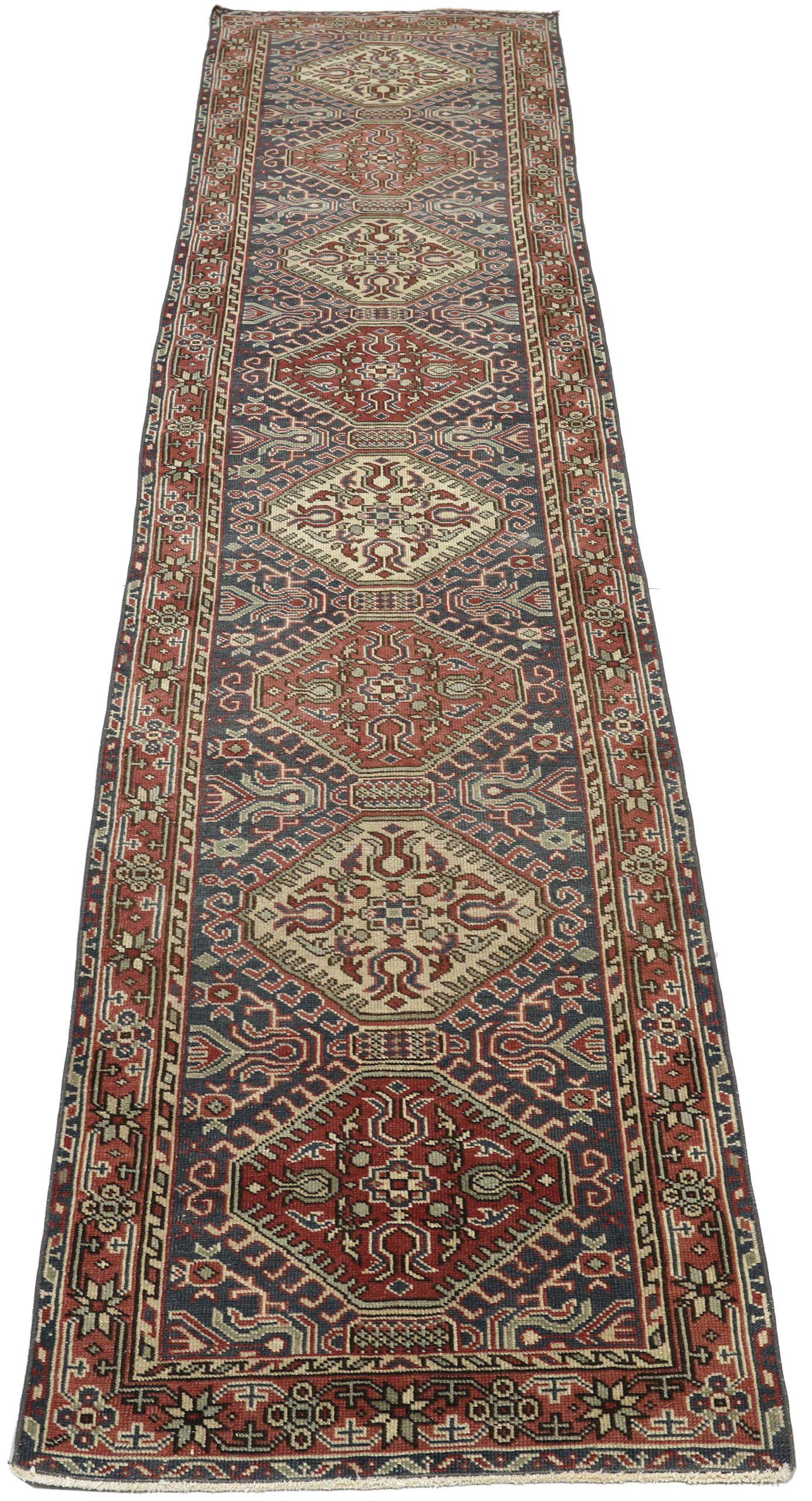 Scopri l'eleganza del Tappeto Runner Anatoly della Turchia con caratteristiche CIRCA 1940. Progettato con lana e nero-avorio-rosso, questo design esclusivo è perfetto per valorizzare il tuo spazio.