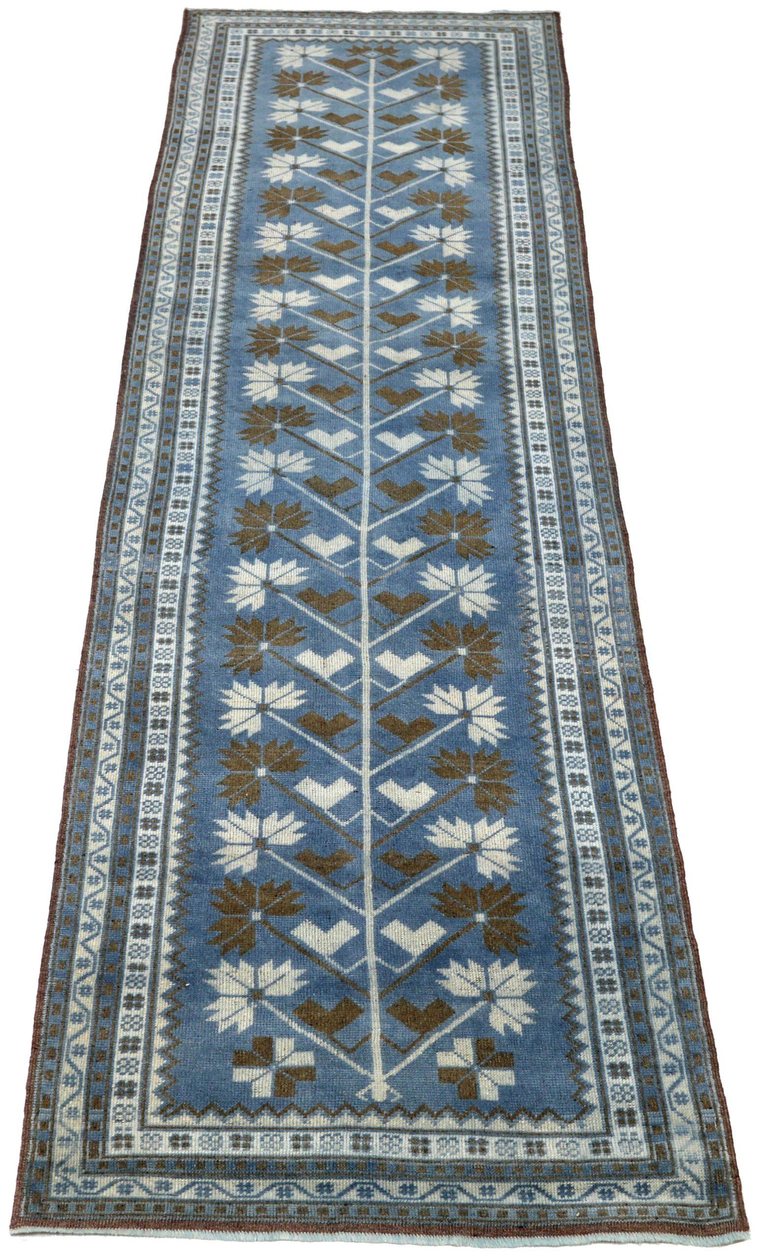 Découvrez l'élégance du tapis de Turquie Anatoly, qui présente un chemin de roulement de Circa 1940. Conçu avec de la laine et du BlueBrownIvory, ce design exclusif est parfait pour mettre en valeur votre espace.
