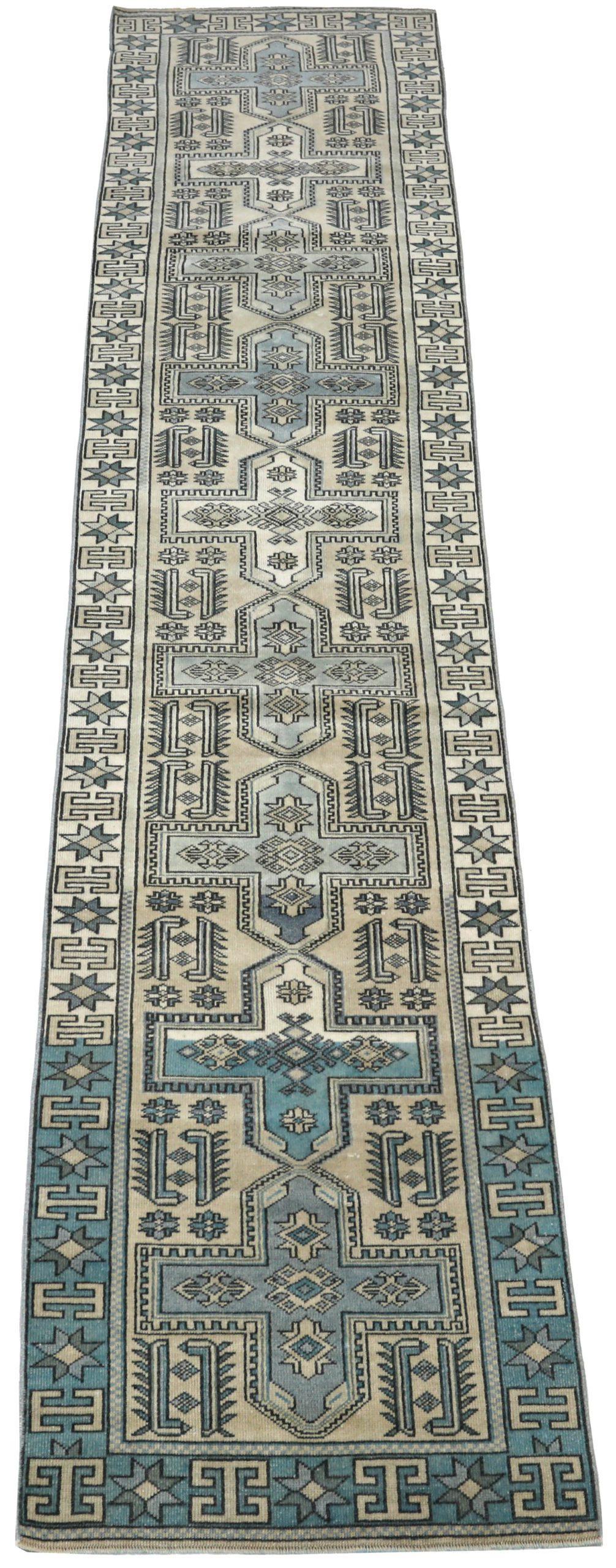 Découvrez l'élégance du tapis de Turquie Anatoly, qui présente un chemin de roulement de Circa 1940. Conçu avec de la laine et du Design/One, ce design exclusif est parfait pour mettre en valeur votre espace.