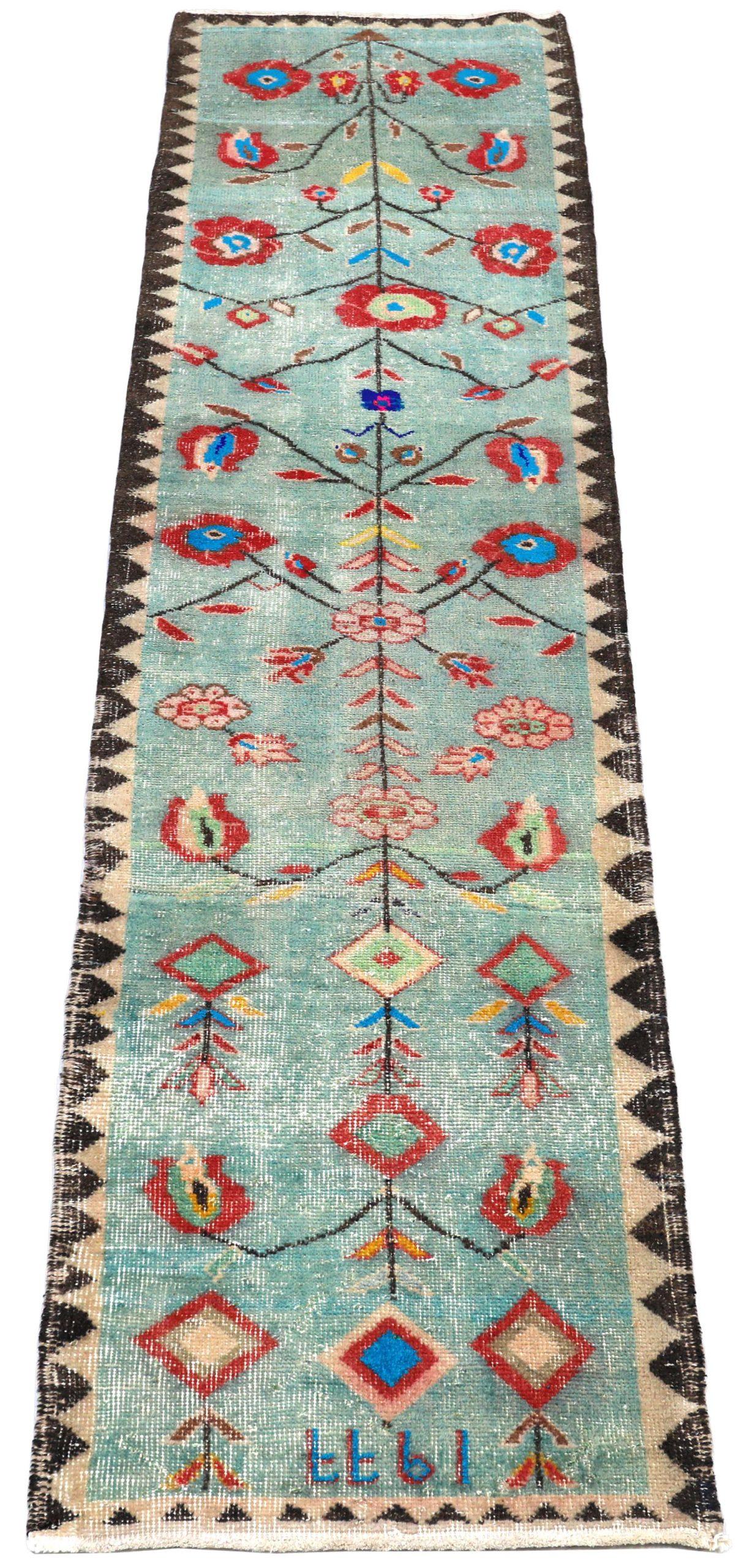 Découvrez l'élégance du tapis de Turquie Anatoly, qui présente un chemin de roulement de Circa 1940. Conçu avec de la laine et du BlueRed, ce design exclusif est parfait pour mettre en valeur votre espace.