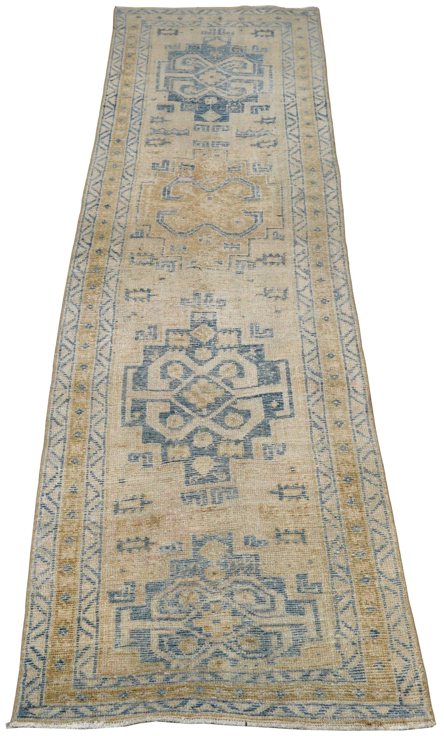 Entdecken Sie die Eleganz von Turkey Anatoly mit dem Läufer Circa 1940. Dieses exklusive Design mit Wolle und BlueYellow ist perfekt, um Ihren Raum zu verschönern.